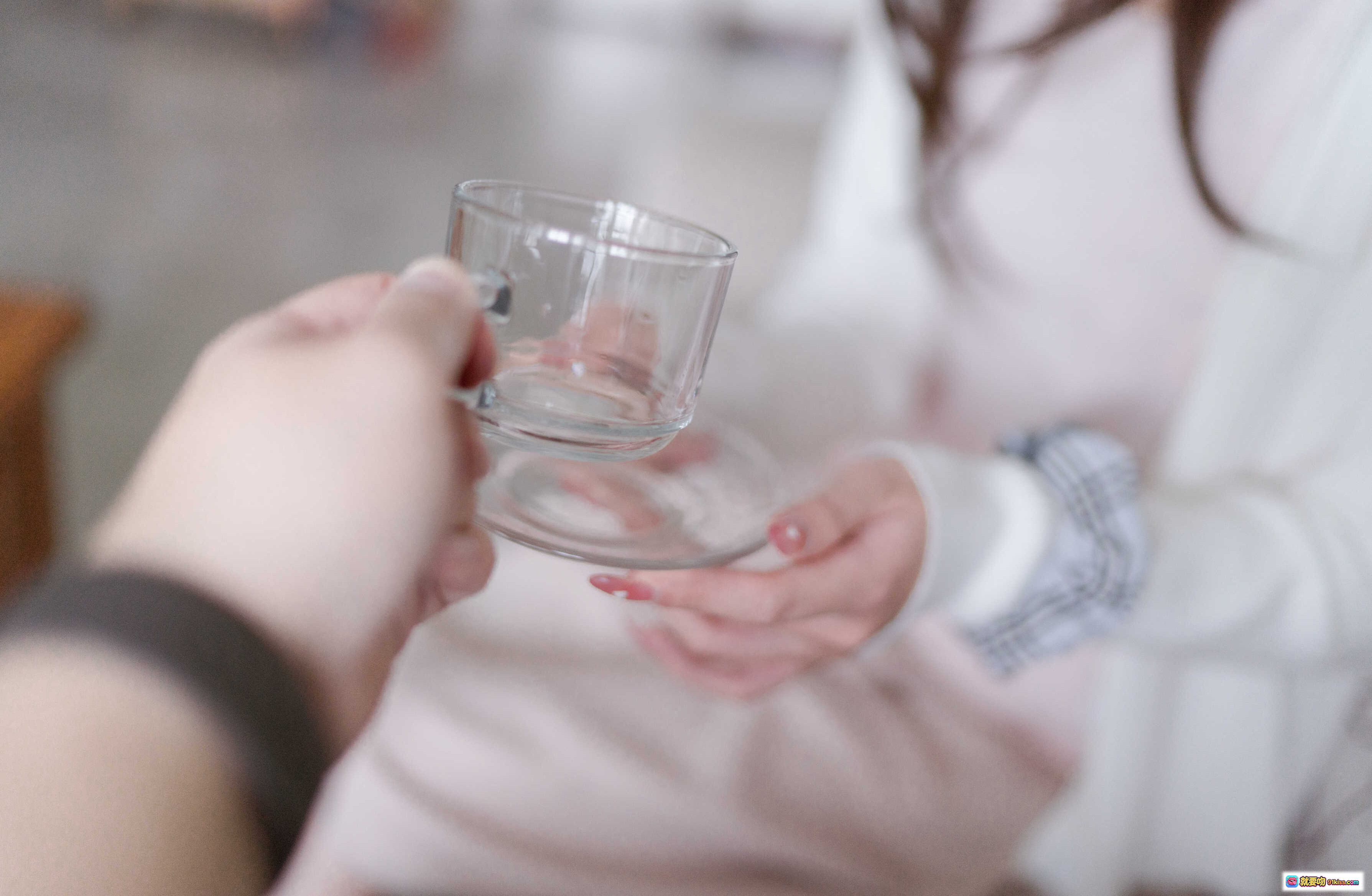 眼酱大魔王w NO.034 人妻丝袜红茶 57P 0.99GB 温馨茶歇互动 玻璃杯轻握 柔光氛围感 女性优雅日常写真 - 就要吻