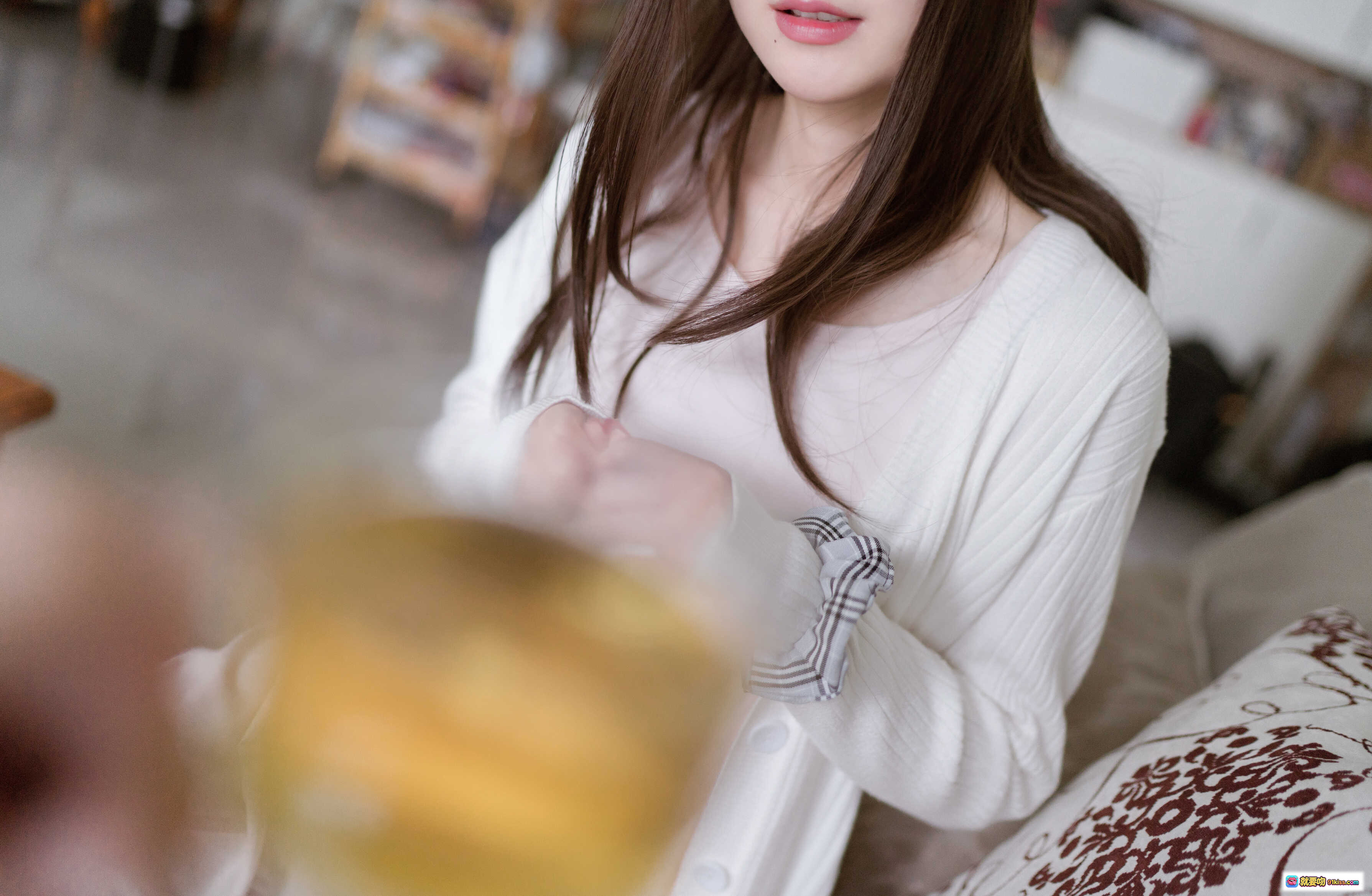 图片[10] - 眼酱大魔王w NO.034 人妻丝袜红茶 57P 0.99GB 温馨茶歇互动 玻璃杯轻握 柔光氛围感 女性优雅日常写真 - 就要吻