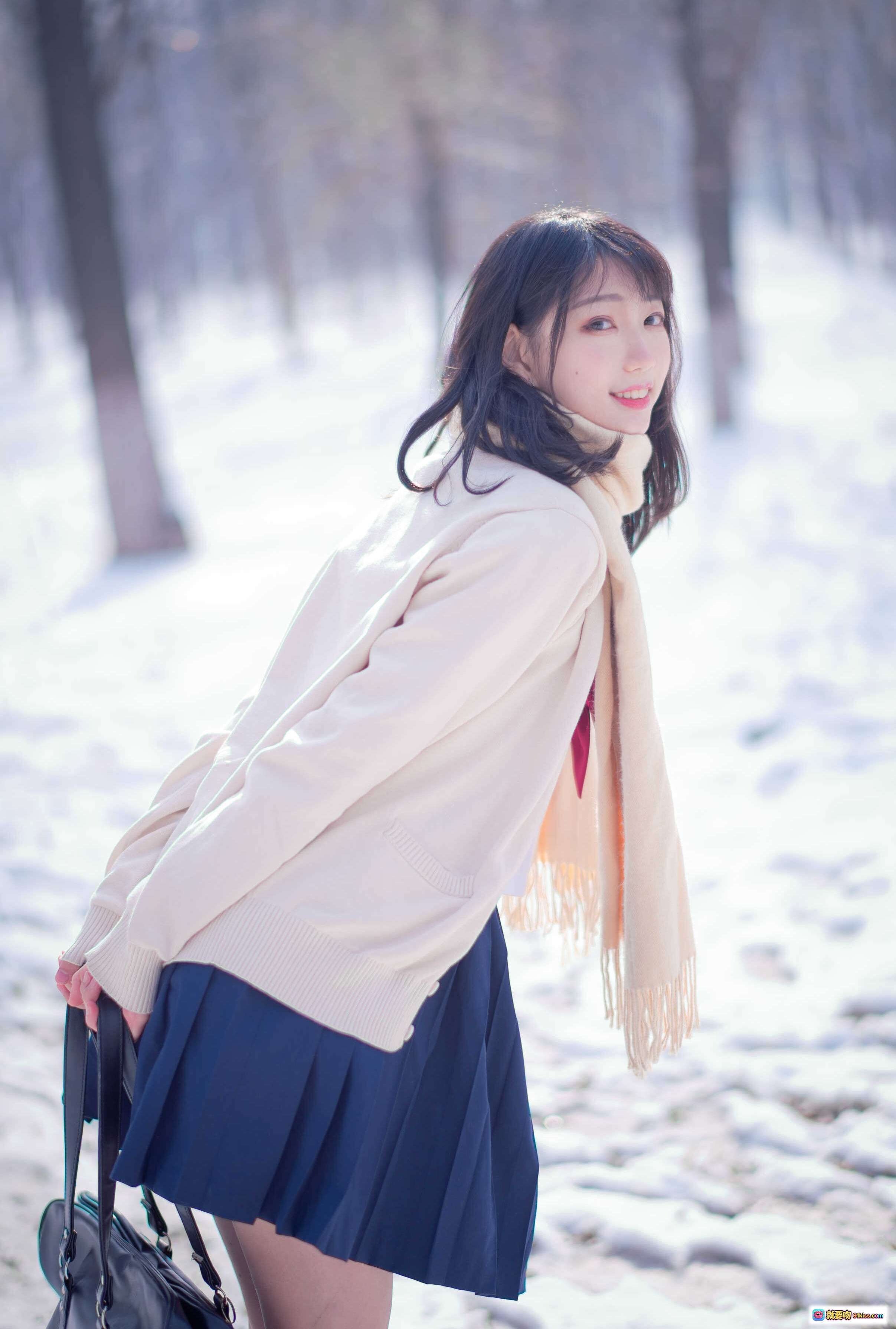 图片[10] - 周叽可爱兔兔NO.028雪景JK写真｜温柔微笑少女冬日雪地穿搭｜米色围巾毛衣清新治愈系摄影 - 就要吻