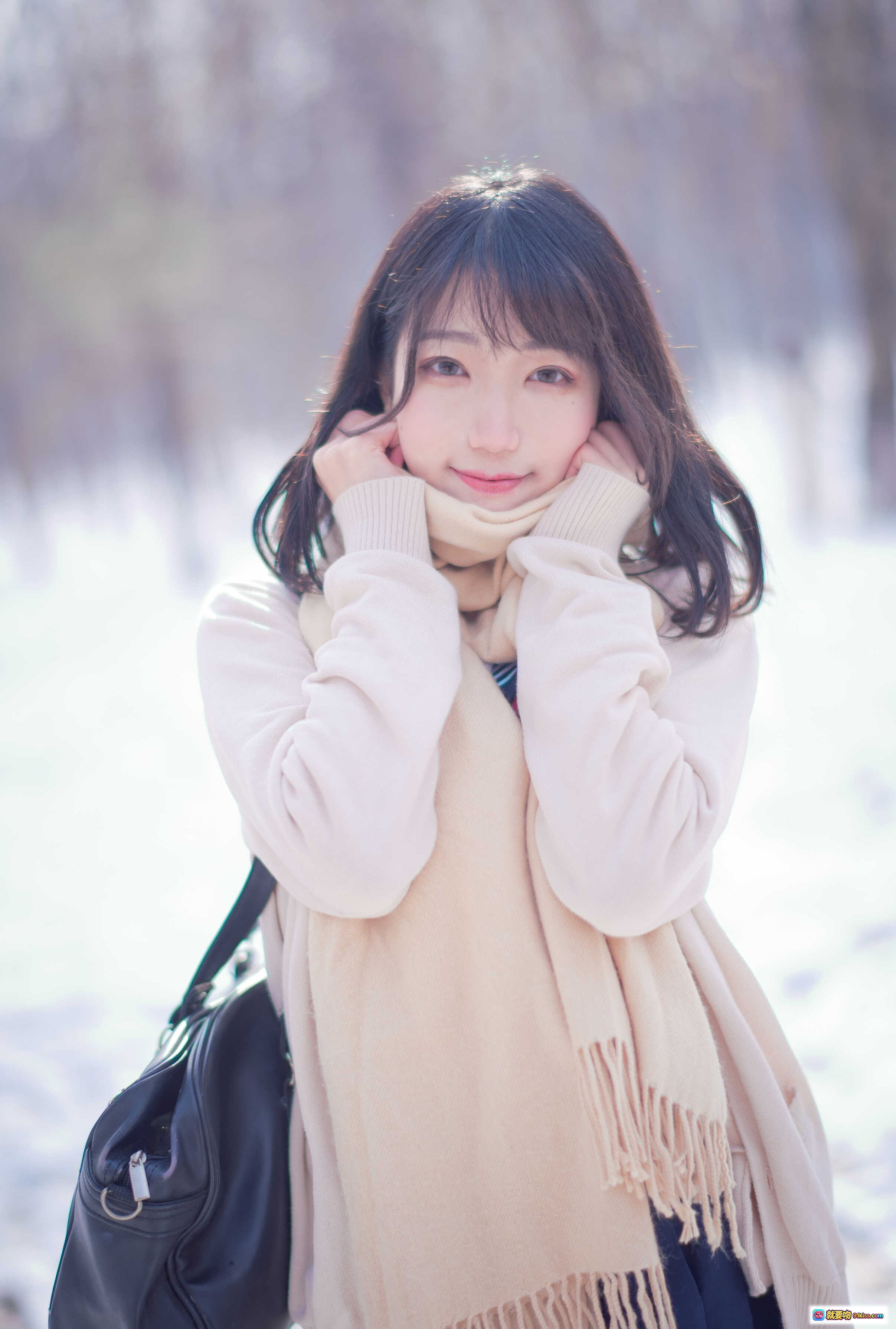 周叽可爱兔兔NO.028雪景JK写真｜温柔微笑少女冬日雪地穿搭｜米色围巾毛衣清新治愈系摄影 - 就要吻