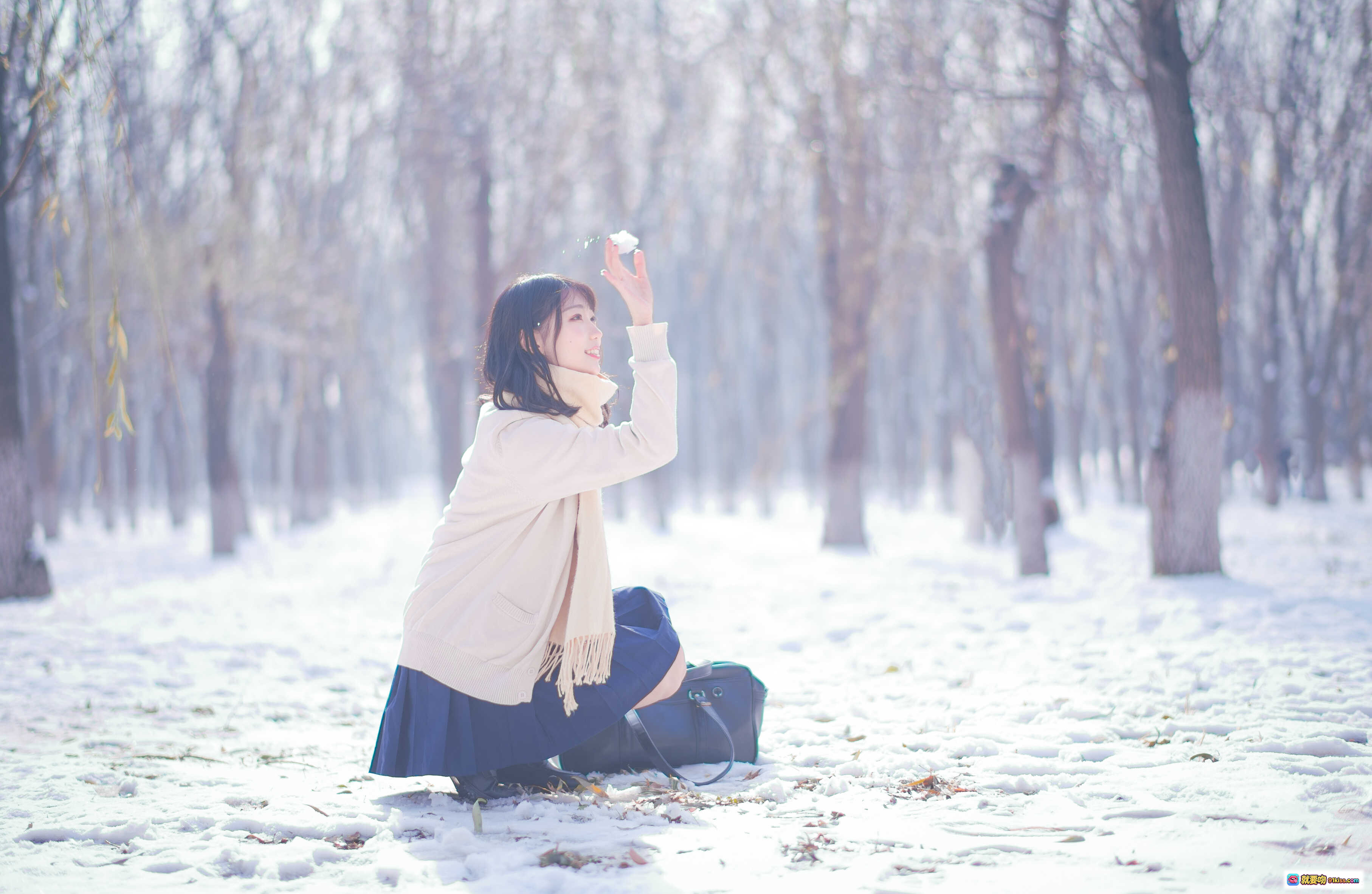 图片[8] - 周叽可爱兔兔NO.028雪景JK写真｜温柔微笑少女冬日雪地穿搭｜米色围巾毛衣清新治愈系摄影 - 就要吻