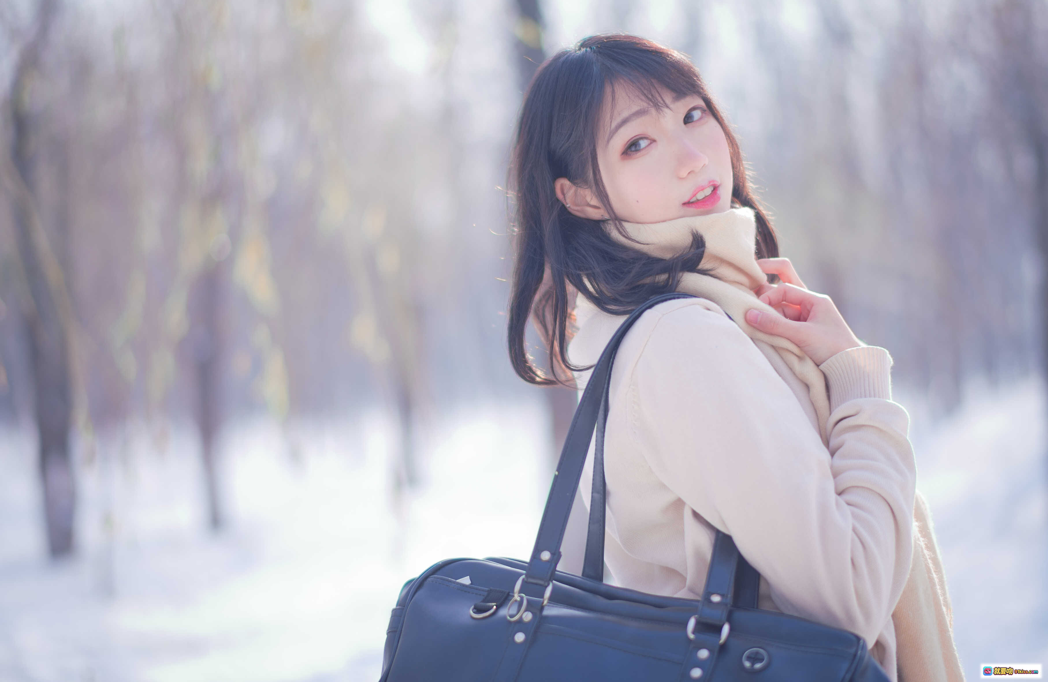 图片[2] - 周叽可爱兔兔NO.028雪景JK写真｜温柔微笑少女冬日雪地穿搭｜米色围巾毛衣清新治愈系摄影 - 就要吻