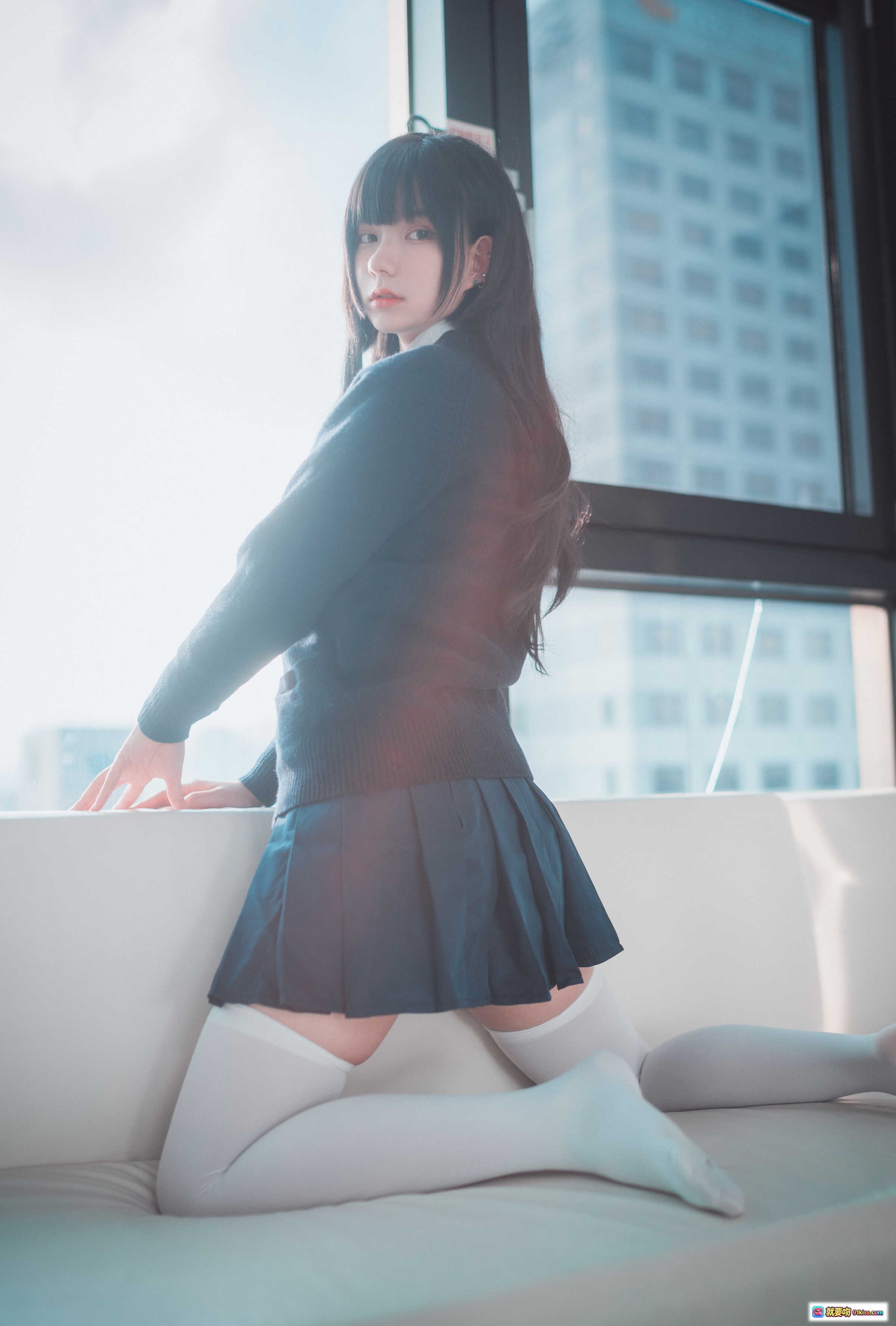 图片[2] - 韩国妹子Hizzy校园风写真｜黑长直齐刘海制服少女｜红领结深蓝开衫清新日系风 - 就要吻