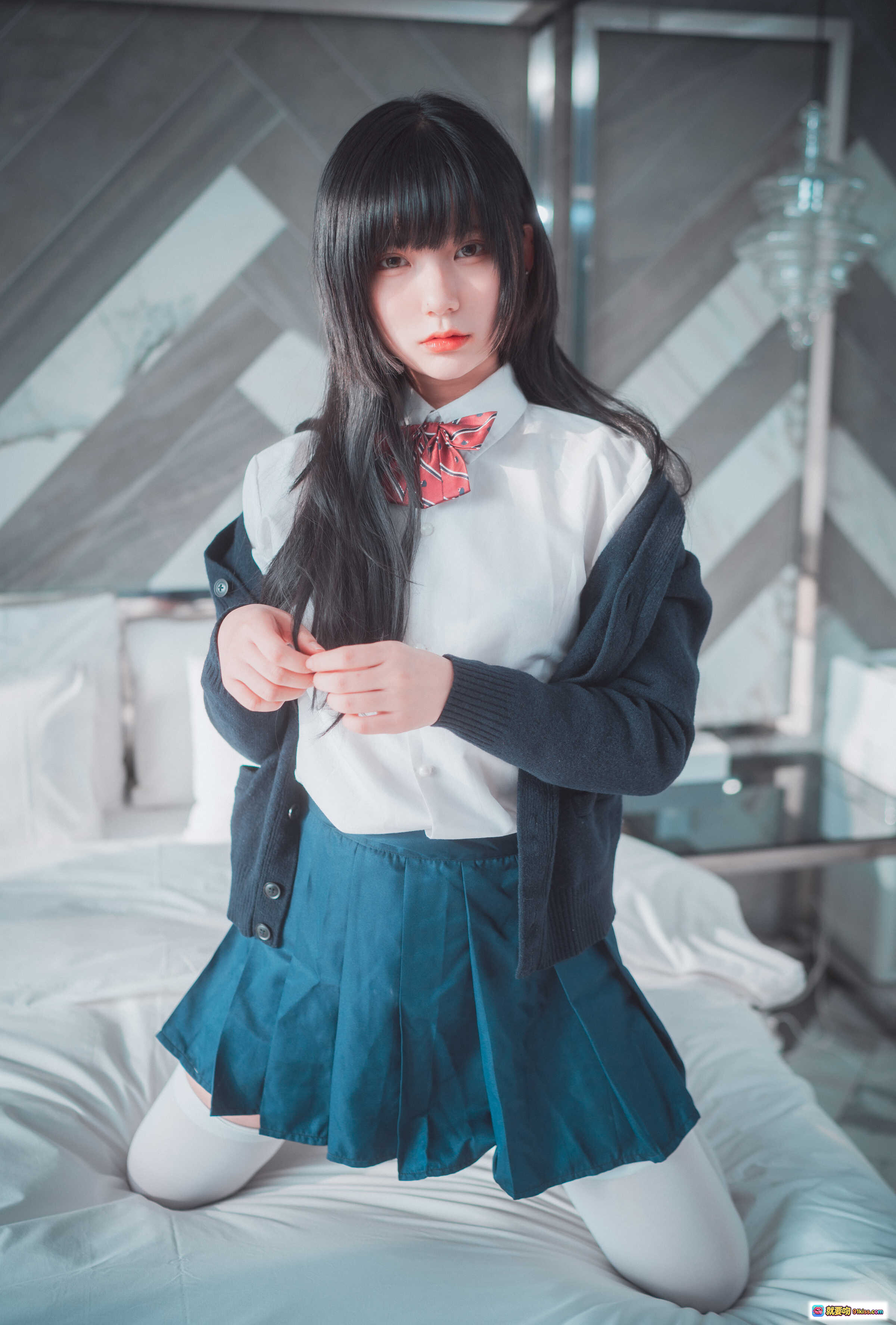 图片[4] - 韩国妹子Hizzy校园风写真｜黑长直齐刘海制服少女｜红领结深蓝开衫清新日系风 - 就要吻