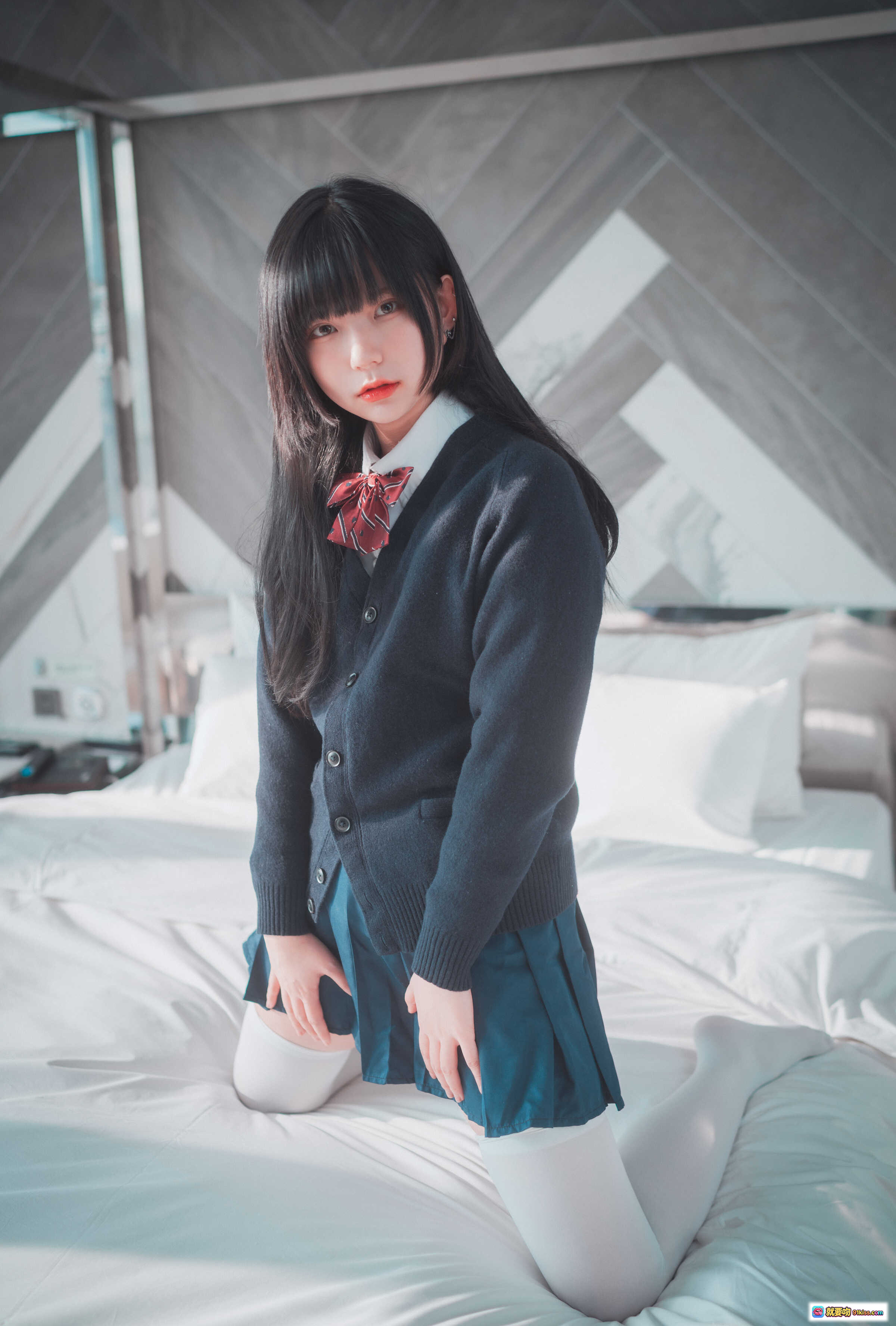 图片[3] - 韩国妹子Hizzy校园风写真｜黑长直齐刘海制服少女｜红领结深蓝开衫清新日系风 - 就要吻