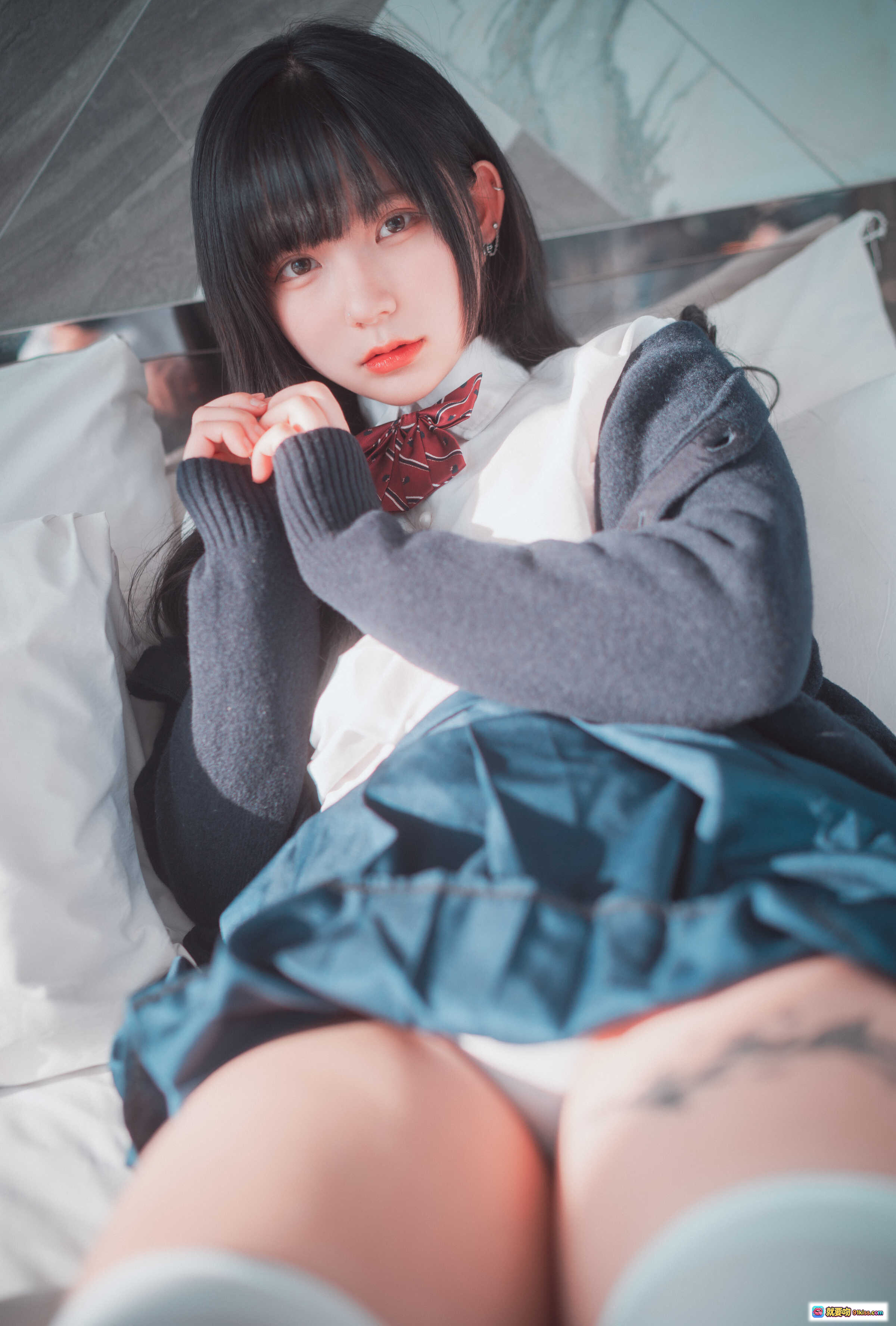 图片[8] - 韩国妹子Hizzy校园风写真｜黑长直齐刘海制服少女｜红领结深蓝开衫清新日系风 - 就要吻