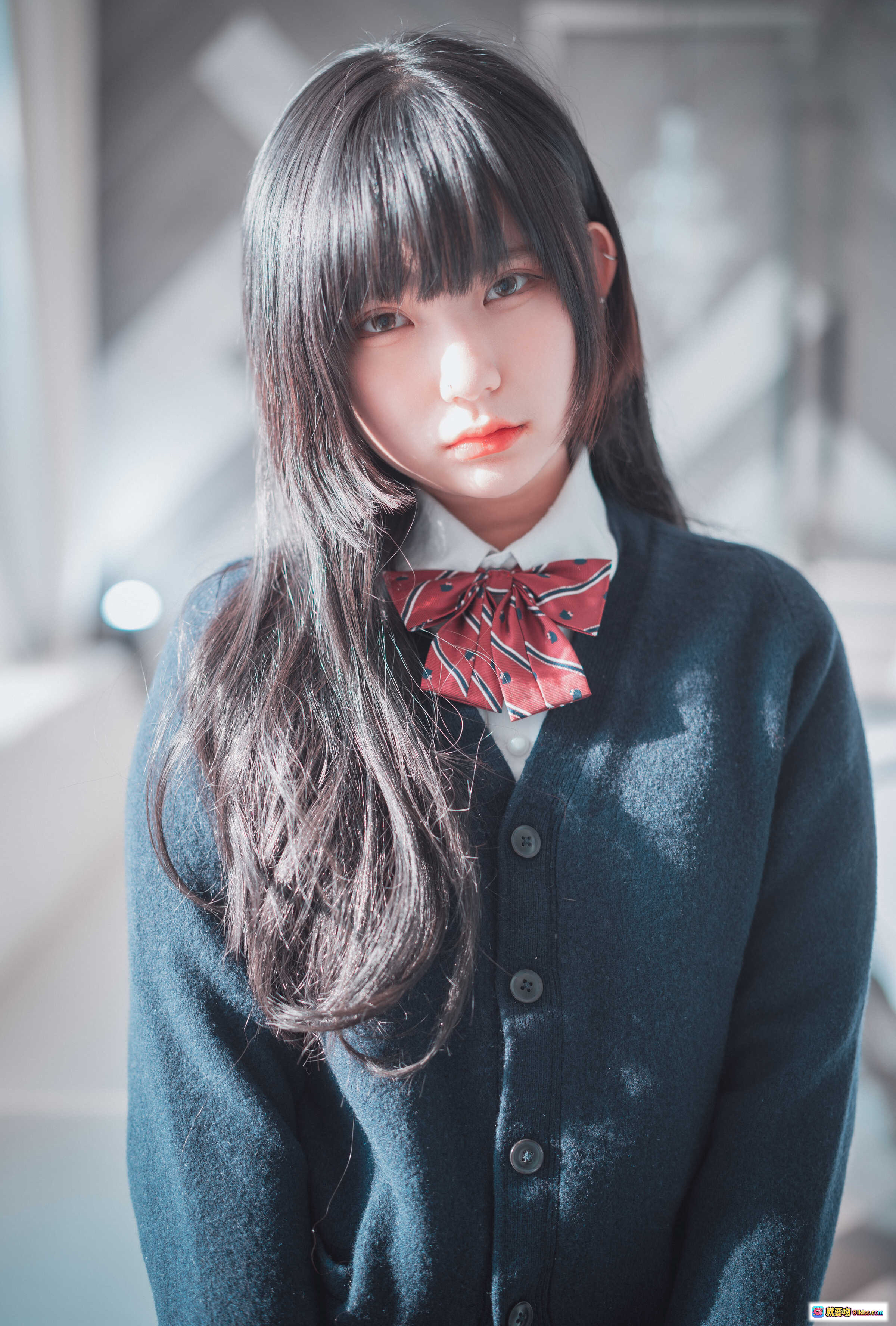 图片[1] - 韩国妹子Hizzy校园风写真｜黑长直齐刘海制服少女｜红领结深蓝开衫清新日系风 - 就要吻