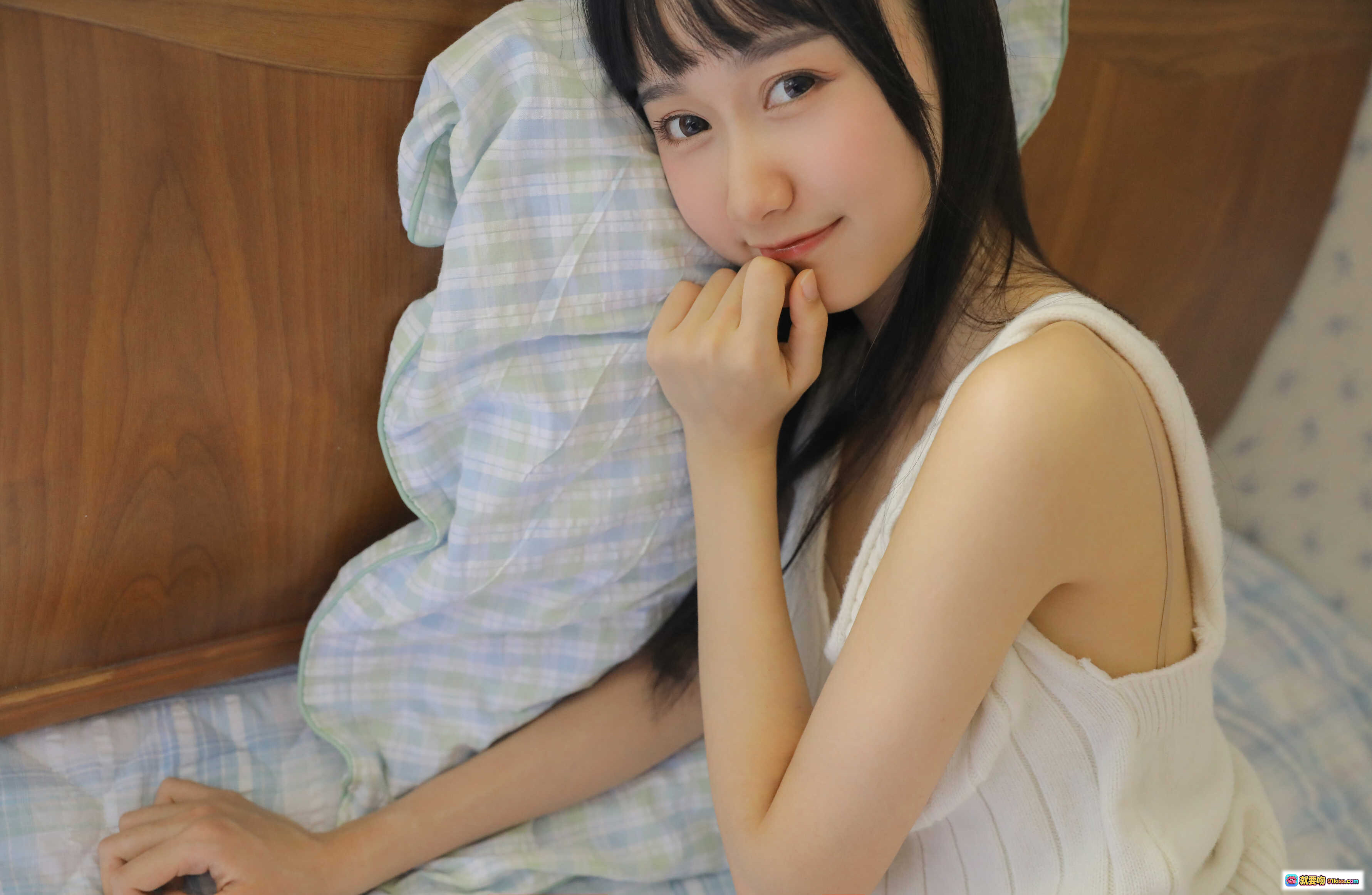 图片[3] - 木绵绵OwO NO.020 绵相随 亲亲我的宝贝 白色吊带裙少女床照 清纯甜美居家写真 14P高清图集 - 就要吻