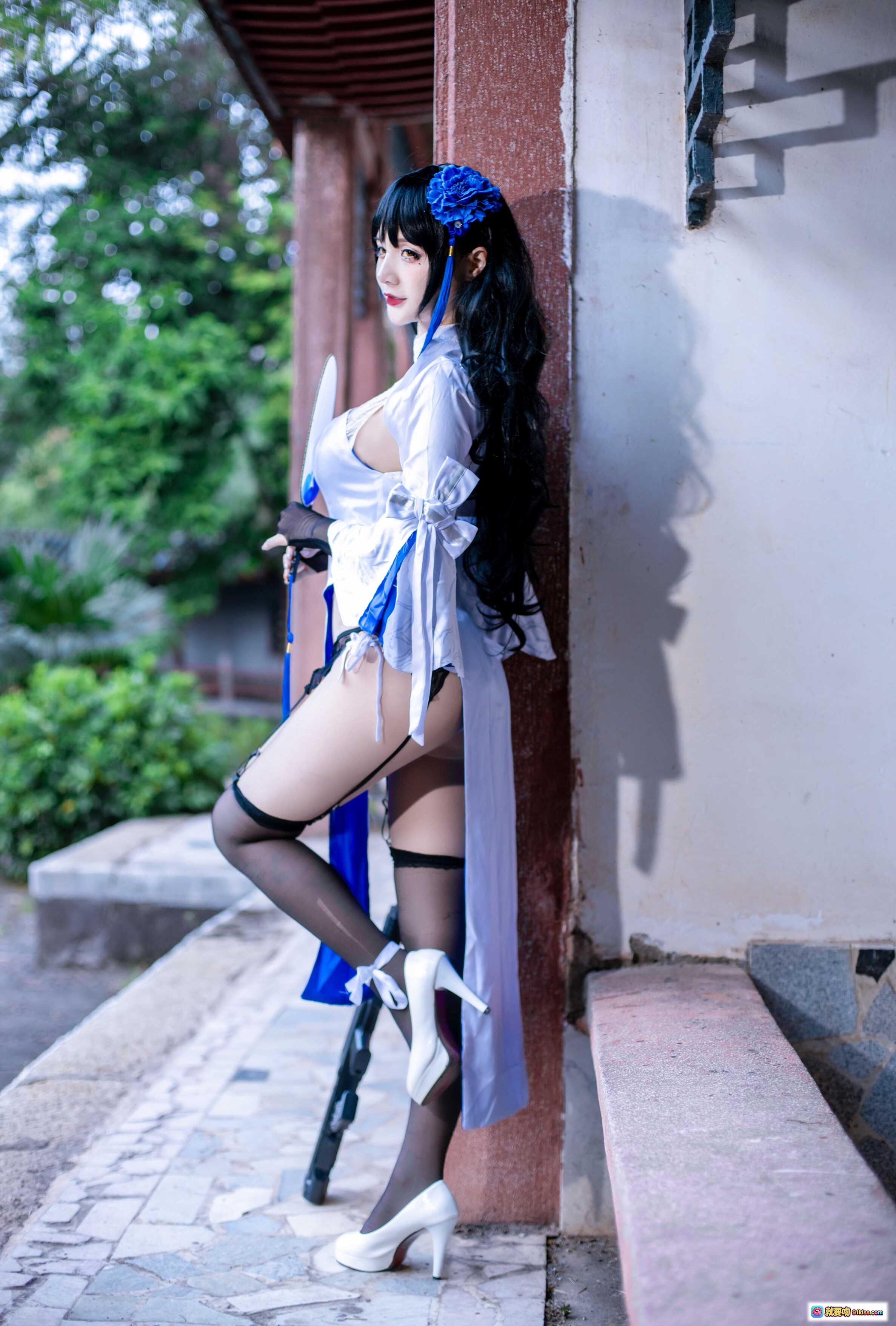 仙九Airi NO.001 95玉玲珑 Cosplay写真 白色旗袍 黑丝高跟 蓝发饰 古风庭院 美腿诱惑 28P高清图集 - 就要吻