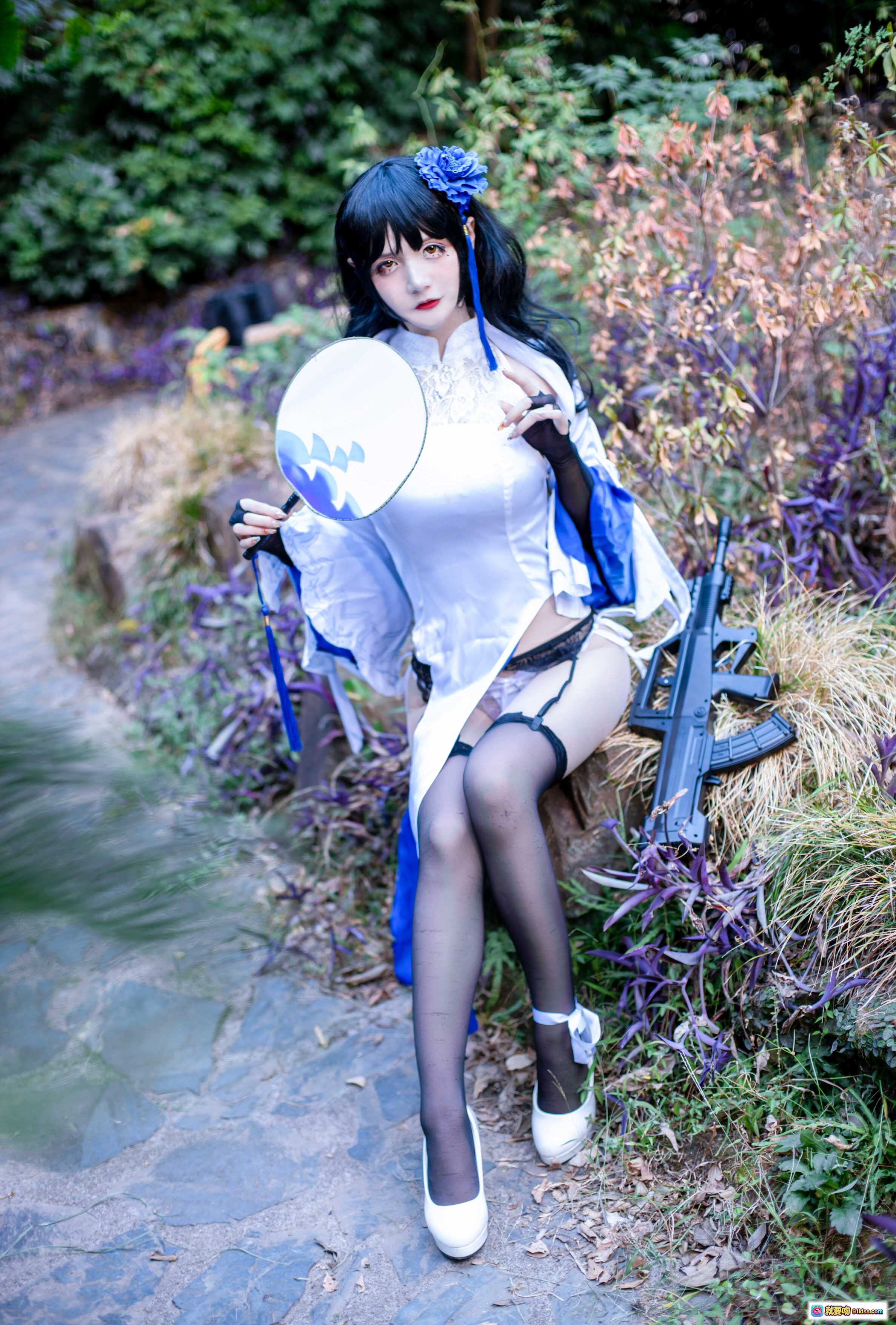 图片[5] - 仙九Airi NO.001 95玉玲珑 Cosplay写真 白色旗袍 黑丝高跟 蓝发饰 古风庭院 美腿诱惑 28P高清图集 - 就要吻