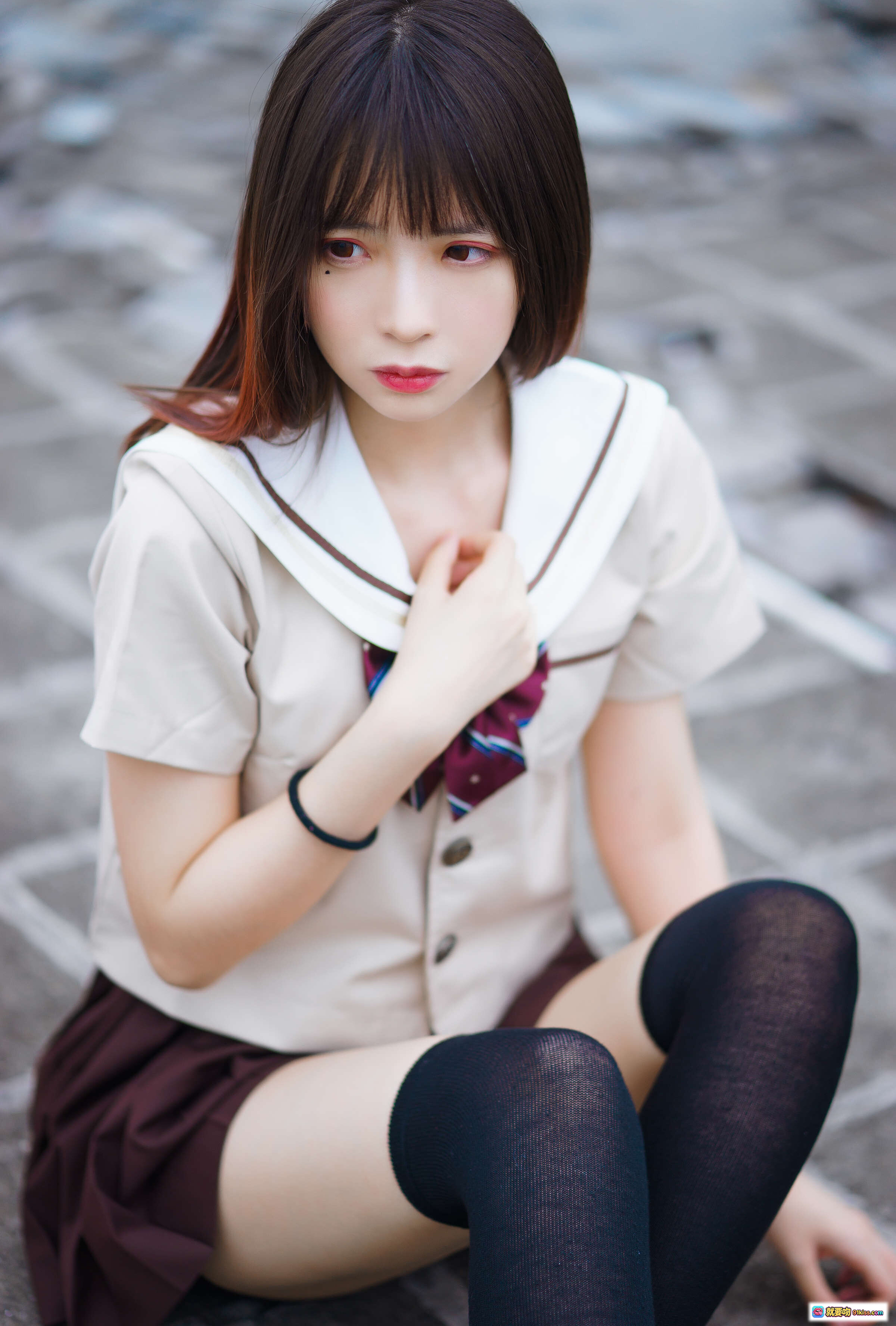 图片[3] - 疯猫ss NO.018 丝袜狂想曲 伞主题 42P高清写真 黑丝美腿校园风 百褶裙搭配 白衬衫领结 坐姿特写 情绪氛围感摄影 - 就要吻