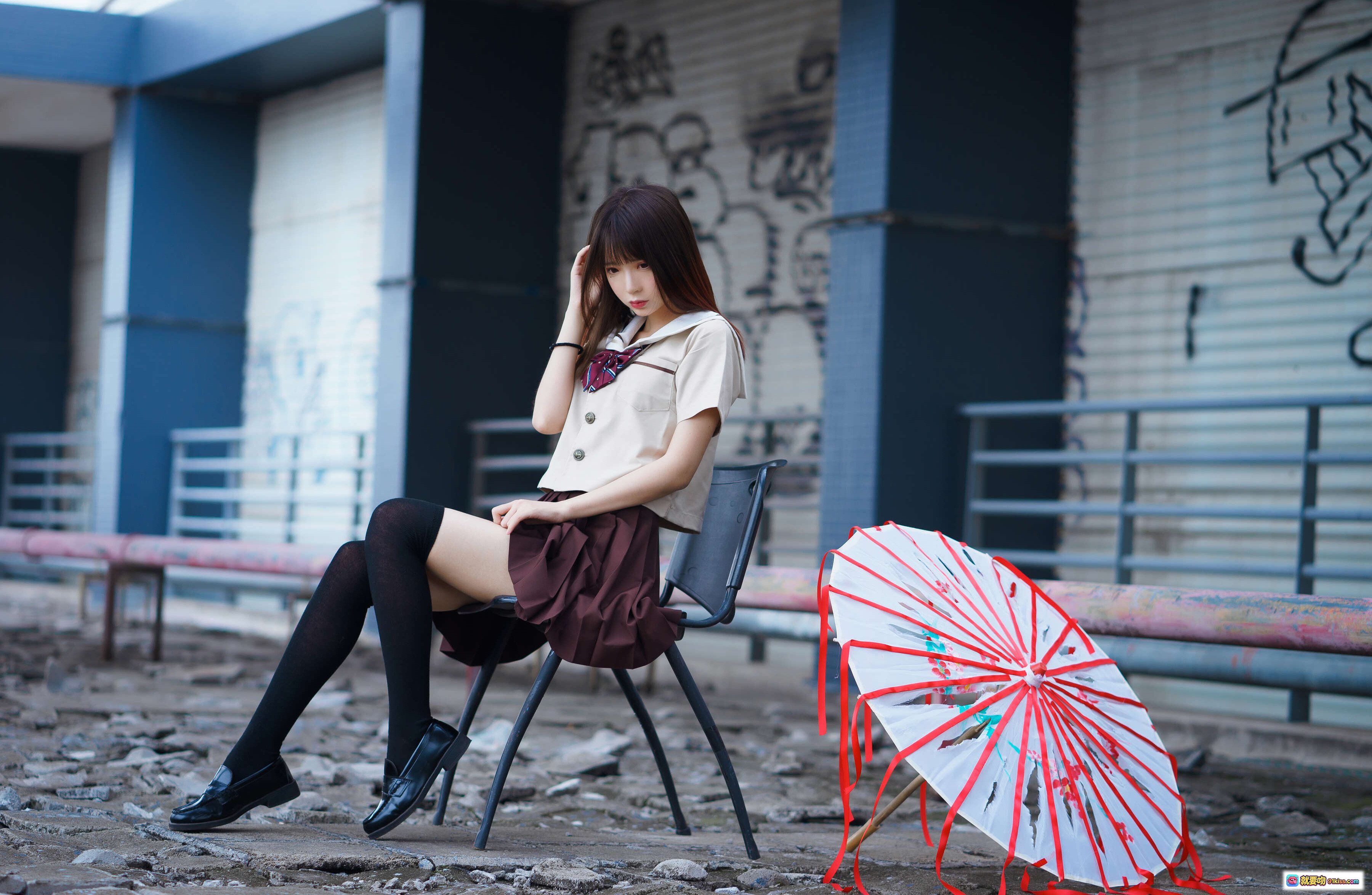 图片[7] - 疯猫ss NO.018 丝袜狂想曲 伞主题 42P高清写真 黑丝美腿校园风 百褶裙搭配 白衬衫领结 坐姿特写 情绪氛围感摄影 - 就要吻