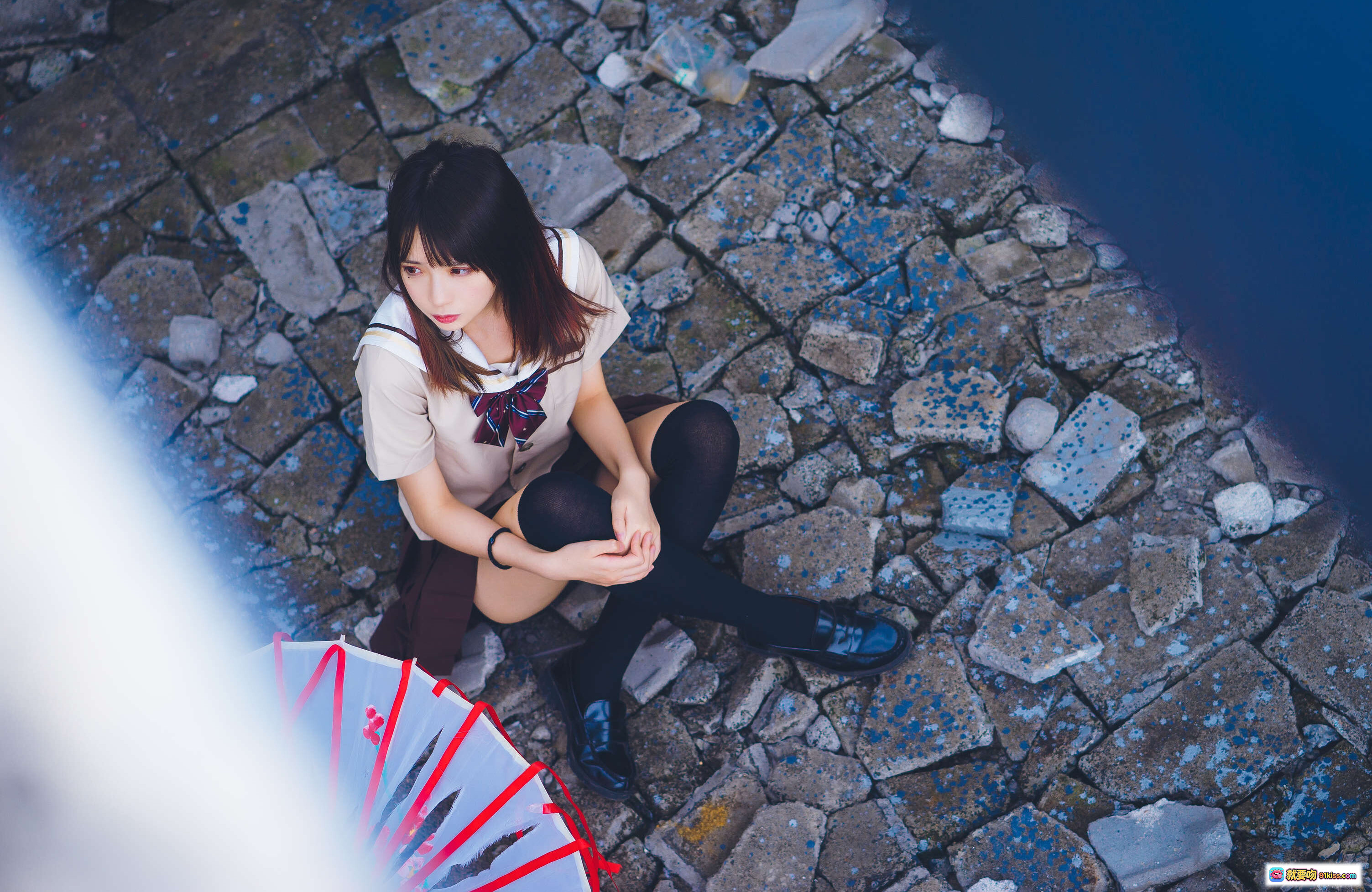 图片[5] - 疯猫ss NO.018 丝袜狂想曲 伞主题 42P高清写真 黑丝美腿校园风 百褶裙搭配 白衬衫领结 坐姿特写 情绪氛围感摄影 - 就要吻