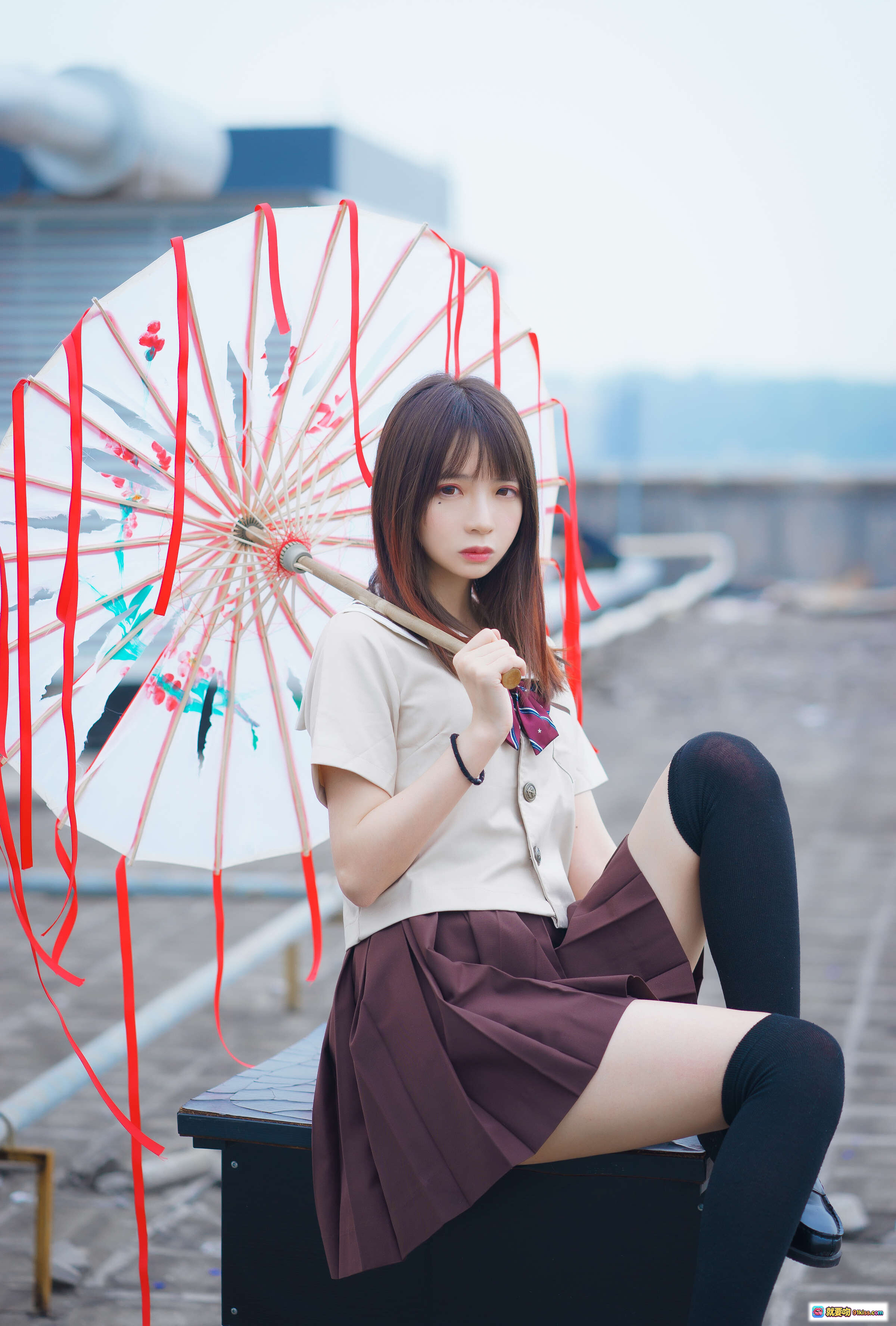 图片[2] - 疯猫ss NO.018 丝袜狂想曲 伞主题 42P高清写真 黑丝美腿校园风 百褶裙搭配 白衬衫领结 坐姿特写 情绪氛围感摄影 - 就要吻