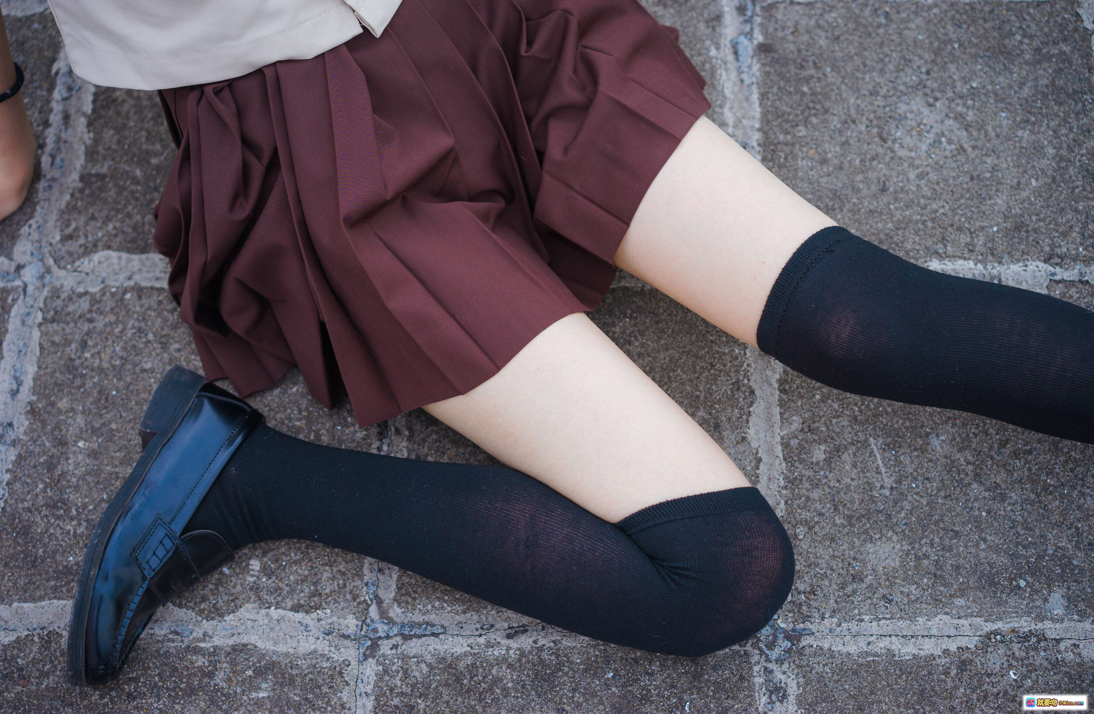 图片[4] - 疯猫ss NO.018 丝袜狂想曲 伞主题 42P高清写真 黑丝美腿校园风 百褶裙搭配 白衬衫领结 坐姿特写 情绪氛围感摄影 - 就要吻