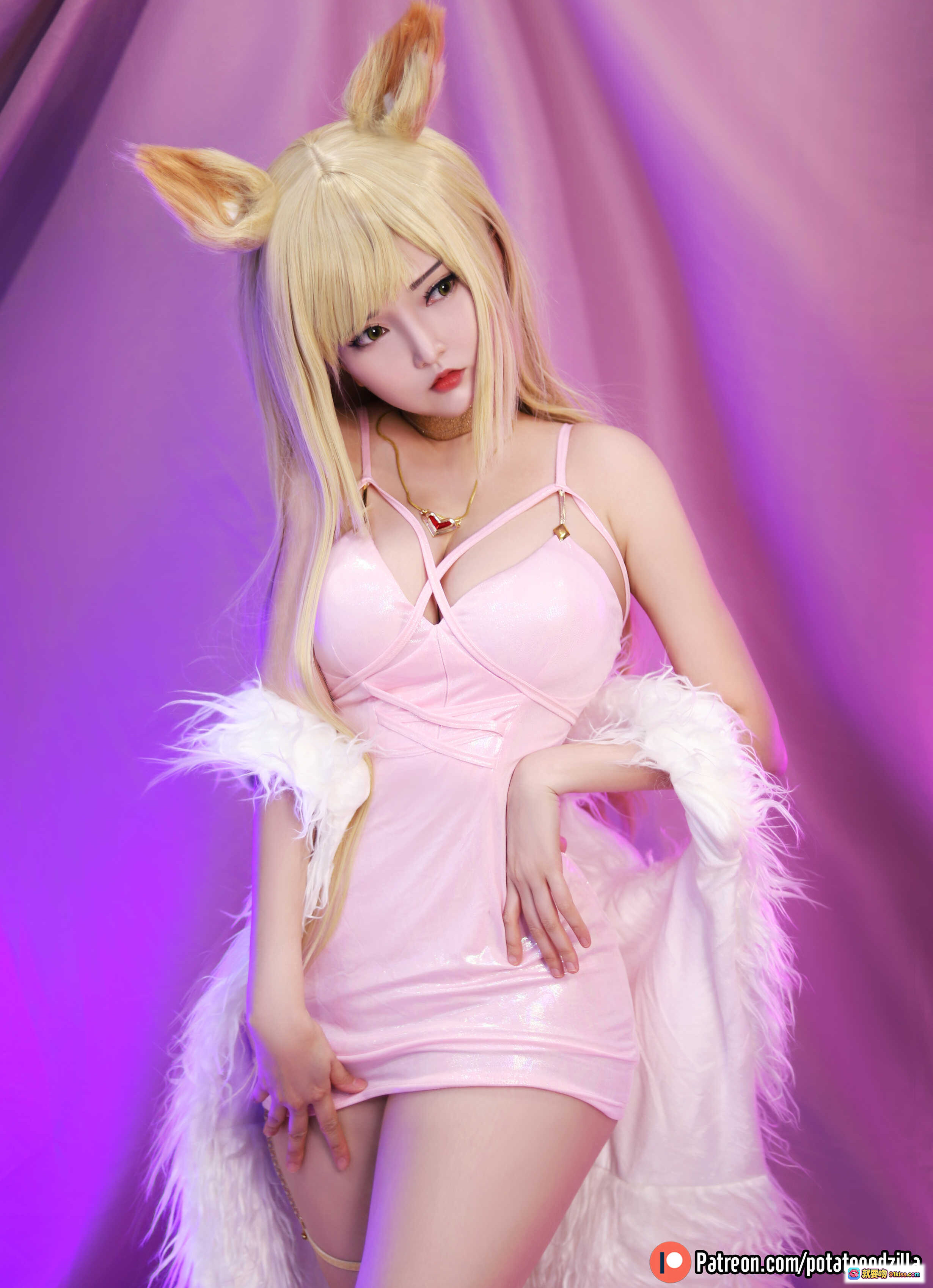 图片[2] - Potato Godzilla NO.013 KDA Ahri Cosplay 粉色内衣 白色蕾丝吊带 金发狐耳 紫色背景 精致妆容 24P高清写真 - 就要吻