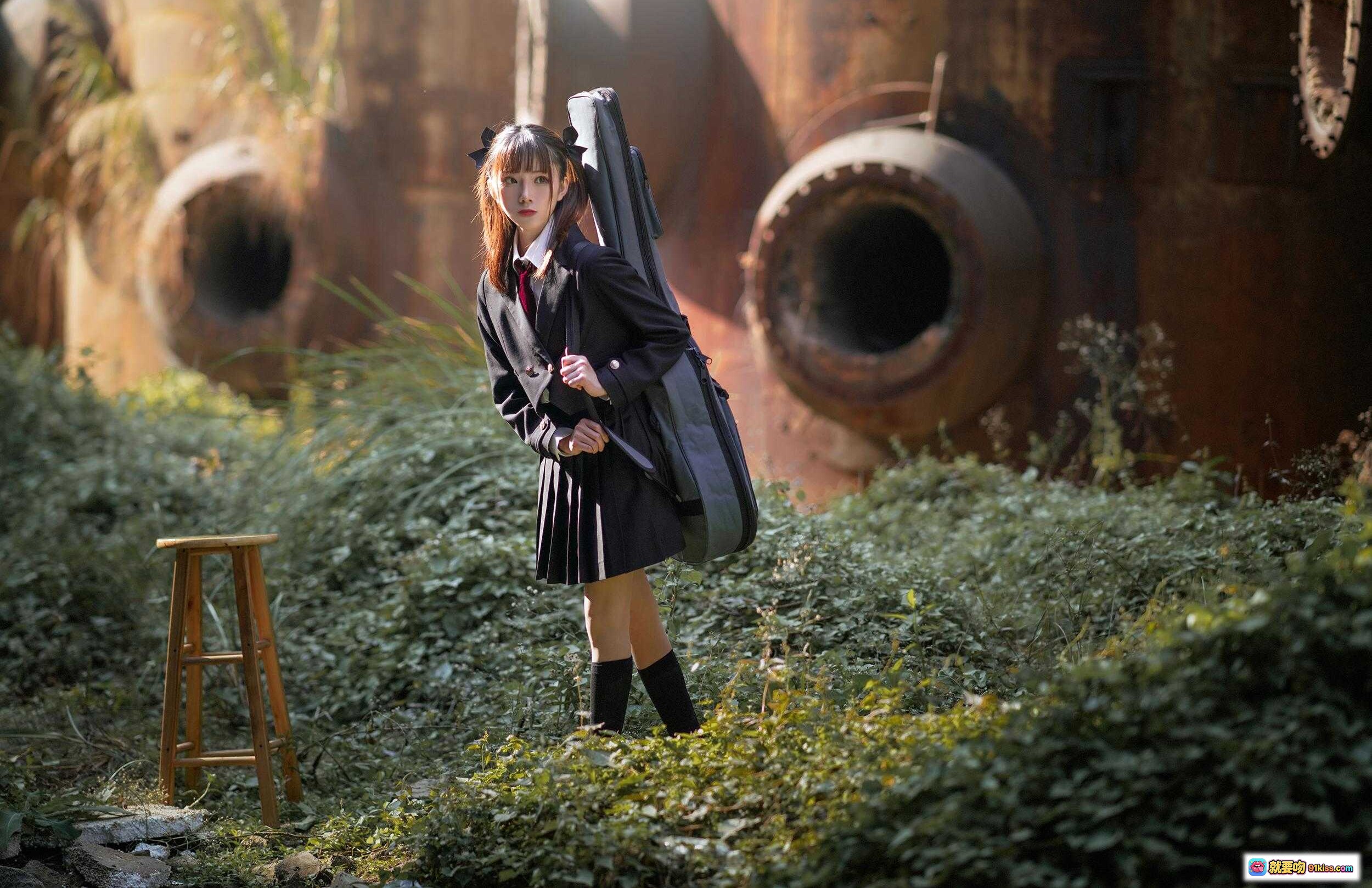 图片[5] - JK制服少女背吉他包写真 | 黑色百褶裙双马尾 | 废墟光影氛围感 | Kitaro绮太郎NO.072少女情怀总是诗 - 就要吻