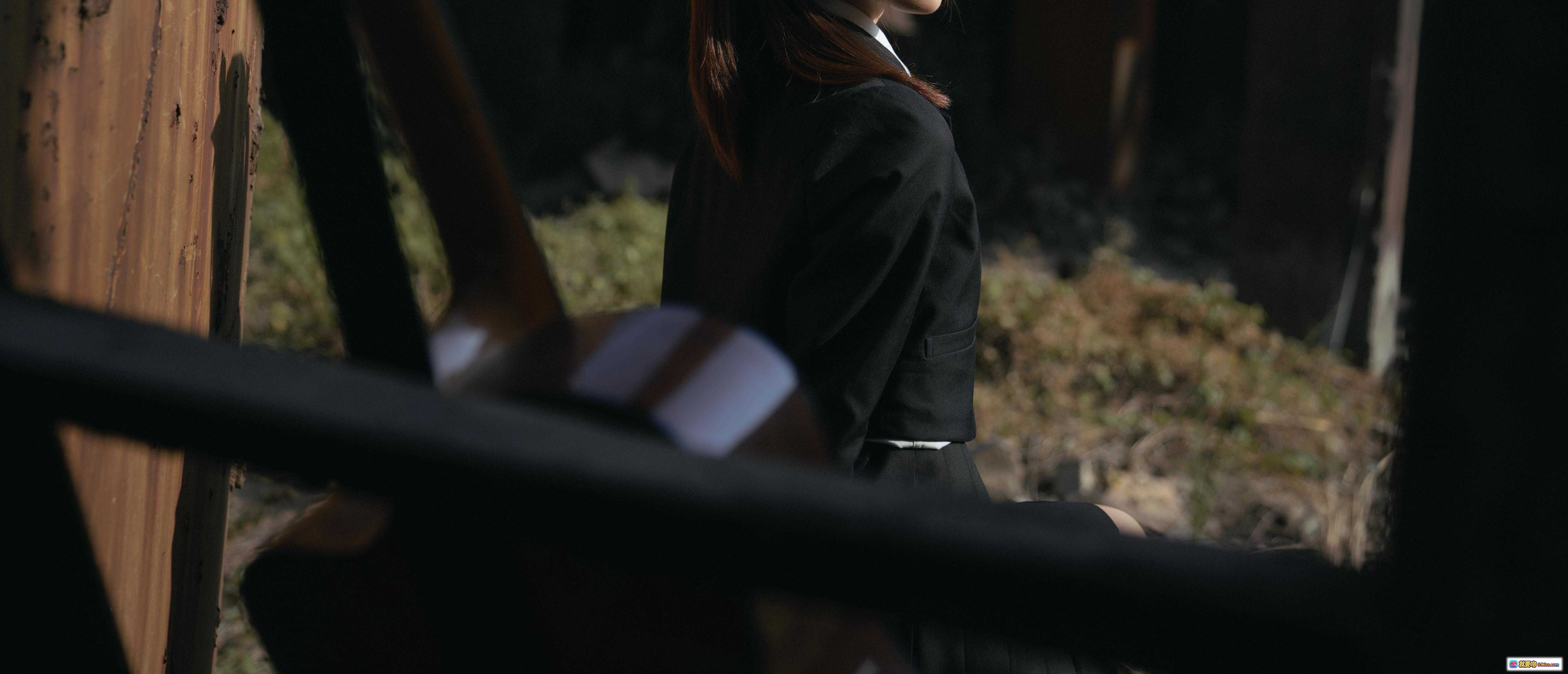 图片[2] - JK制服少女背吉他包写真 | 黑色百褶裙双马尾 | 废墟光影氛围感 | Kitaro绮太郎NO.072少女情怀总是诗 - 就要吻