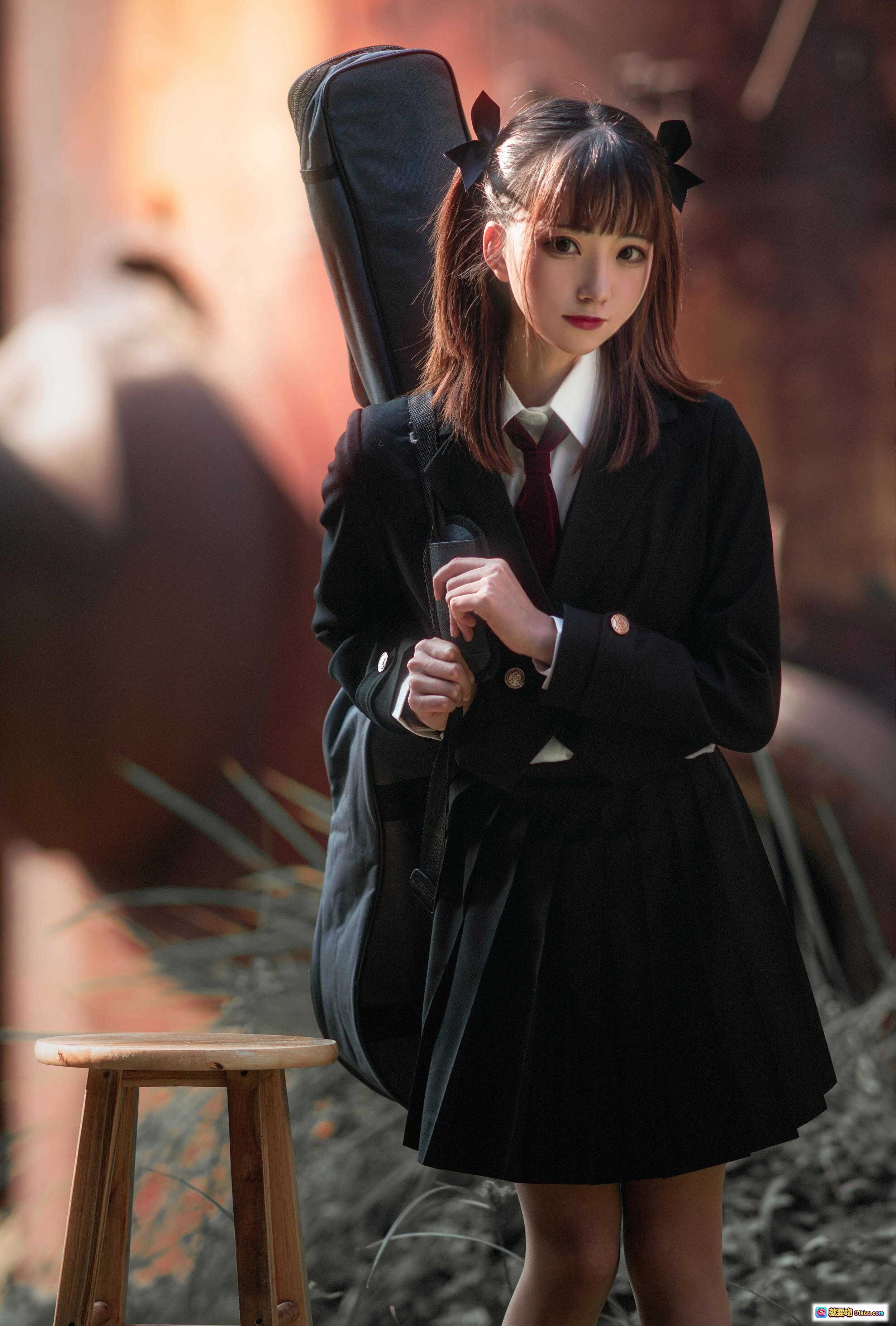 图片[4] - JK制服少女背吉他包写真 | 黑色百褶裙双马尾 | 废墟光影氛围感 | Kitaro绮太郎NO.072少女情怀总是诗 - 就要吻