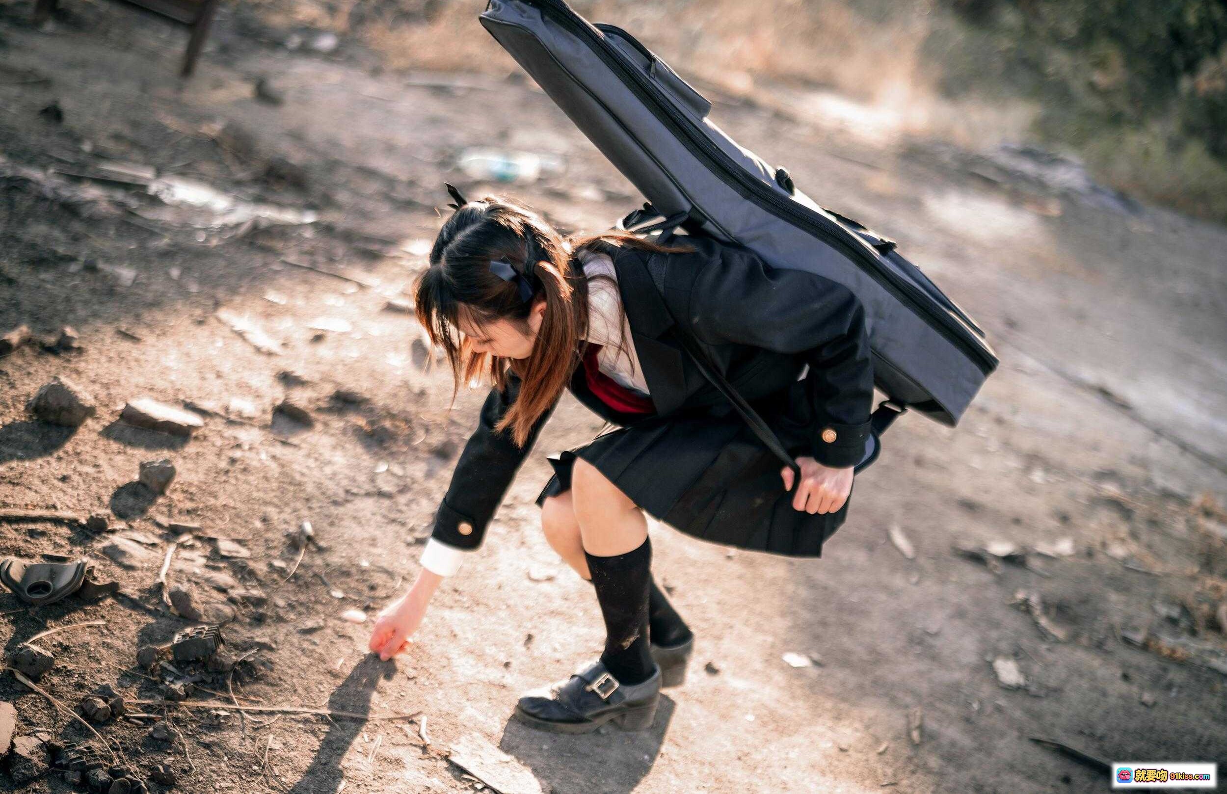 图片[3] - JK制服少女背吉他包写真 | 黑色百褶裙双马尾 | 废墟光影氛围感 | Kitaro绮太郎NO.072少女情怀总是诗 - 就要吻