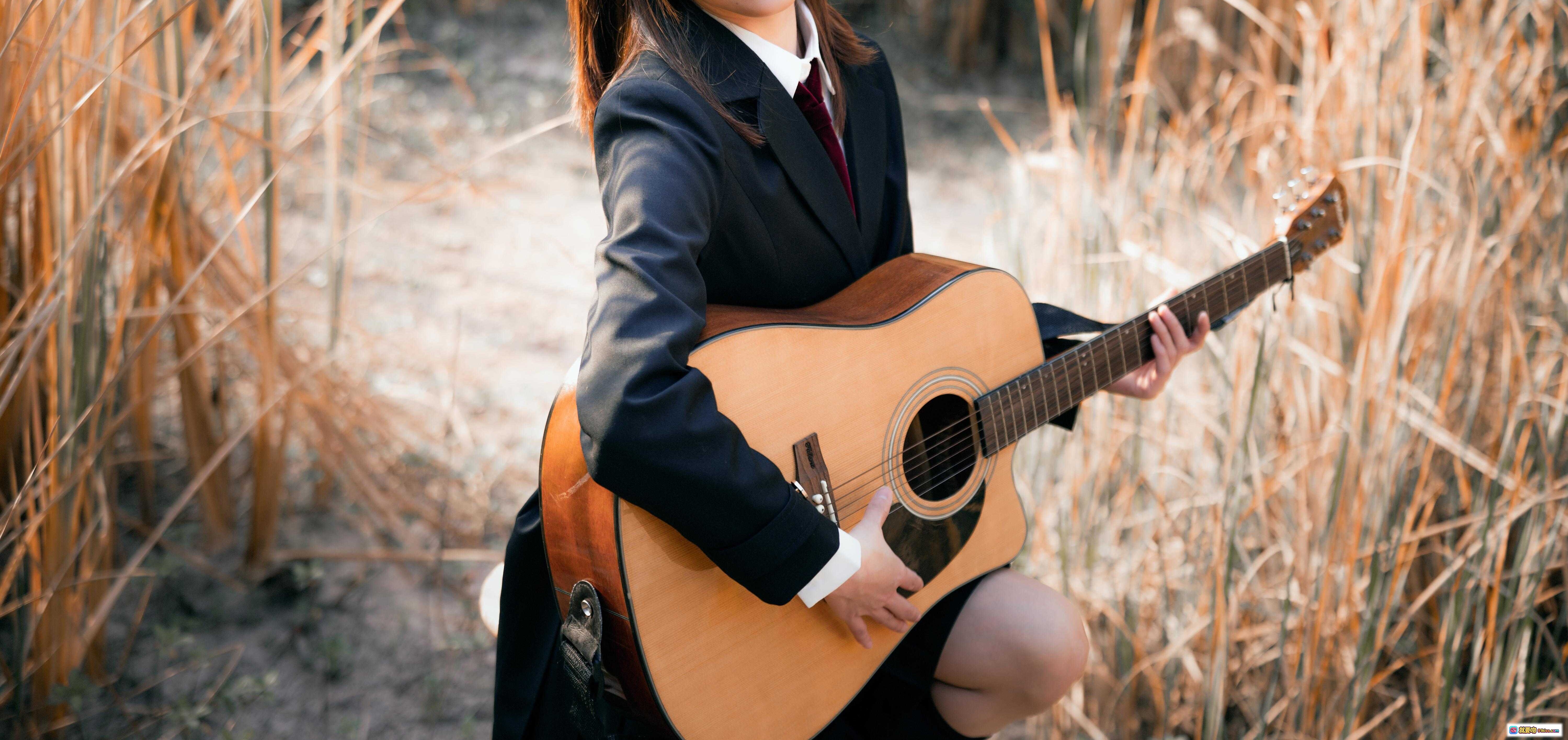 图片[9] - JK制服少女背吉他包写真 | 黑色百褶裙双马尾 | 废墟光影氛围感 | Kitaro绮太郎NO.072少女情怀总是诗 - 就要吻