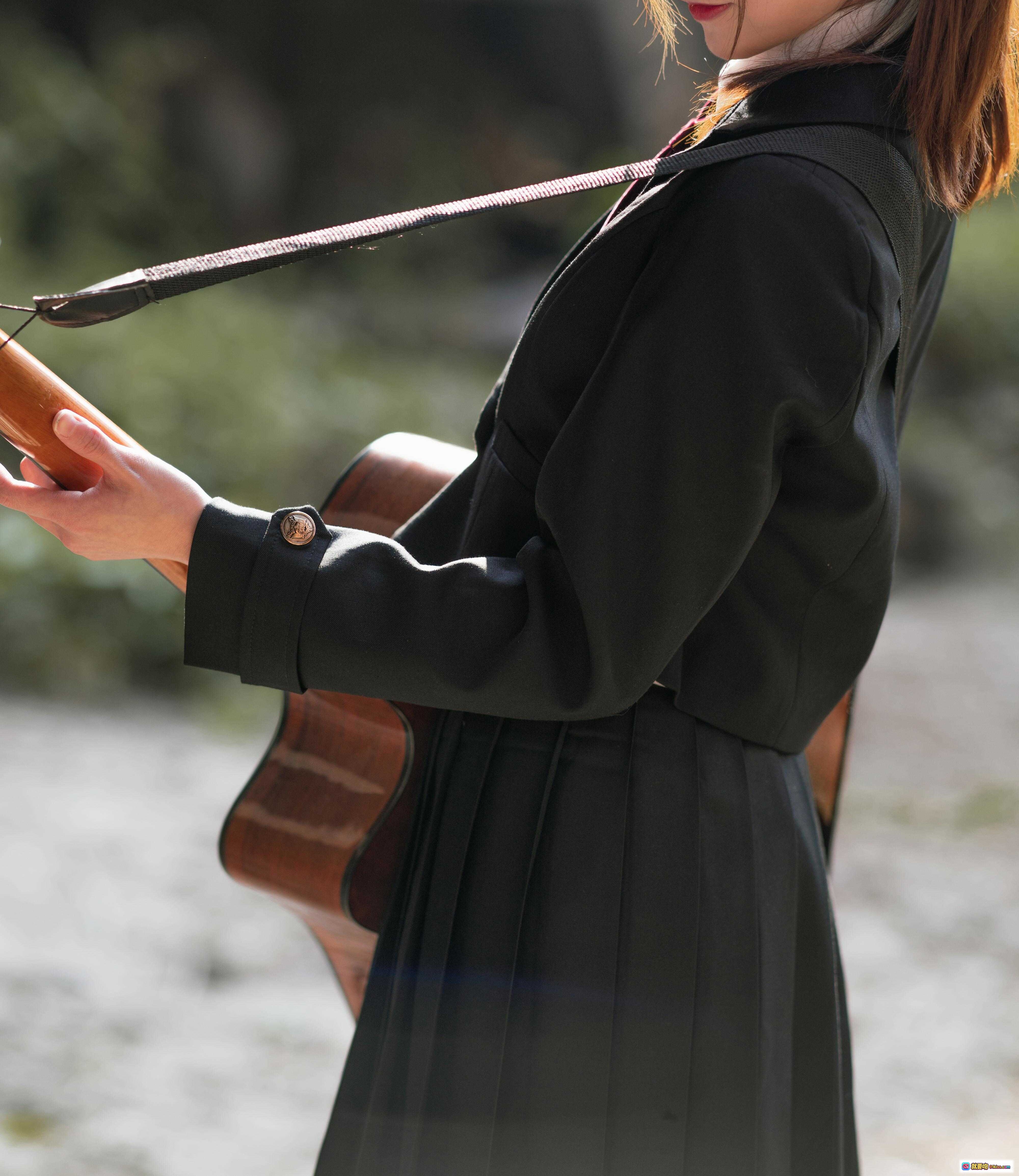 图片[8] - JK制服少女背吉他包写真 | 黑色百褶裙双马尾 | 废墟光影氛围感 | Kitaro绮太郎NO.072少女情怀总是诗 - 就要吻