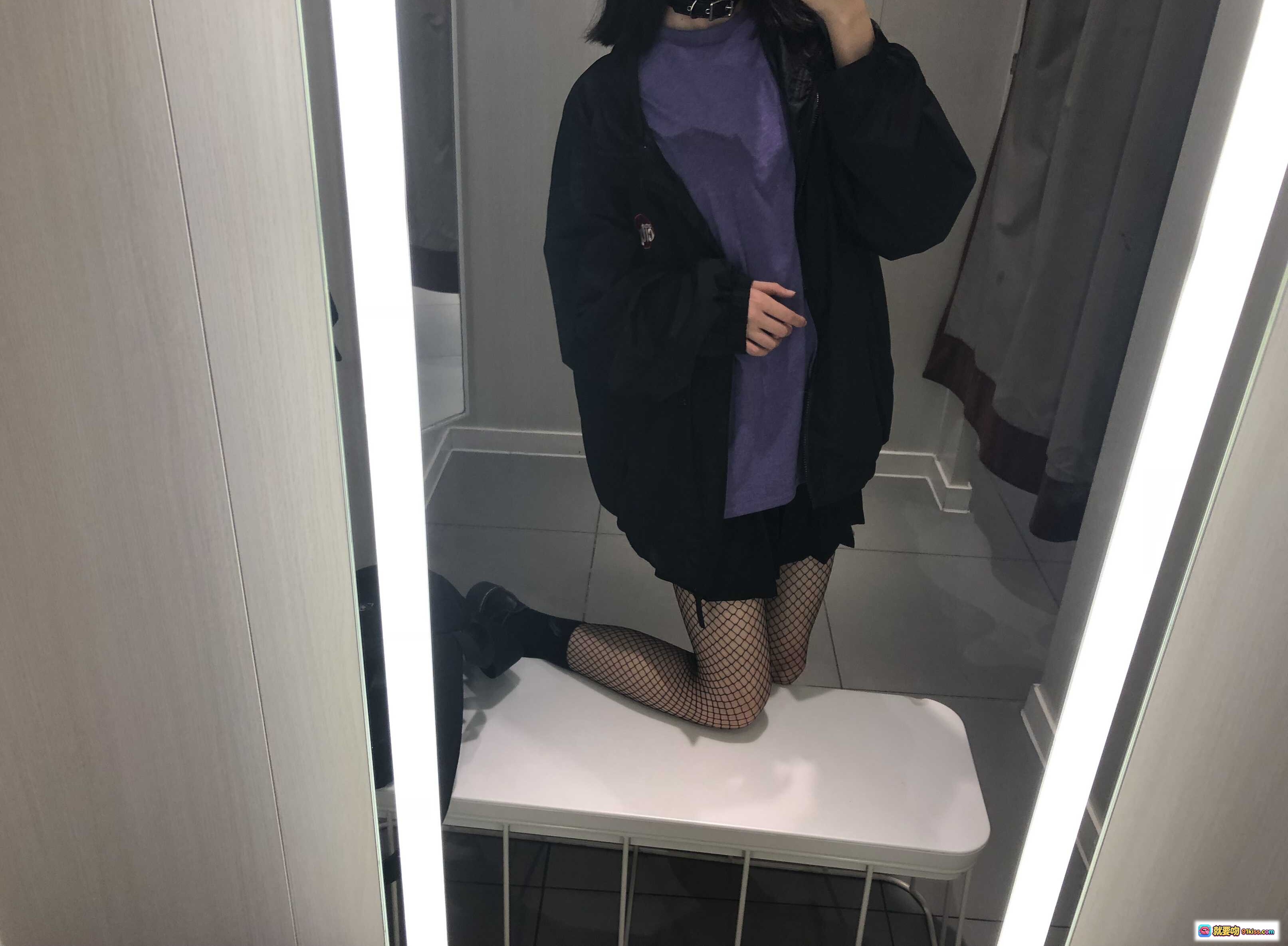 图片[8] - 眼酱大魔王w NO.021 试衣间无修原图 鱼网袜黑裙厚底鞋 紫内衬穿搭 自拍镜前美腿写真 - 就要吻