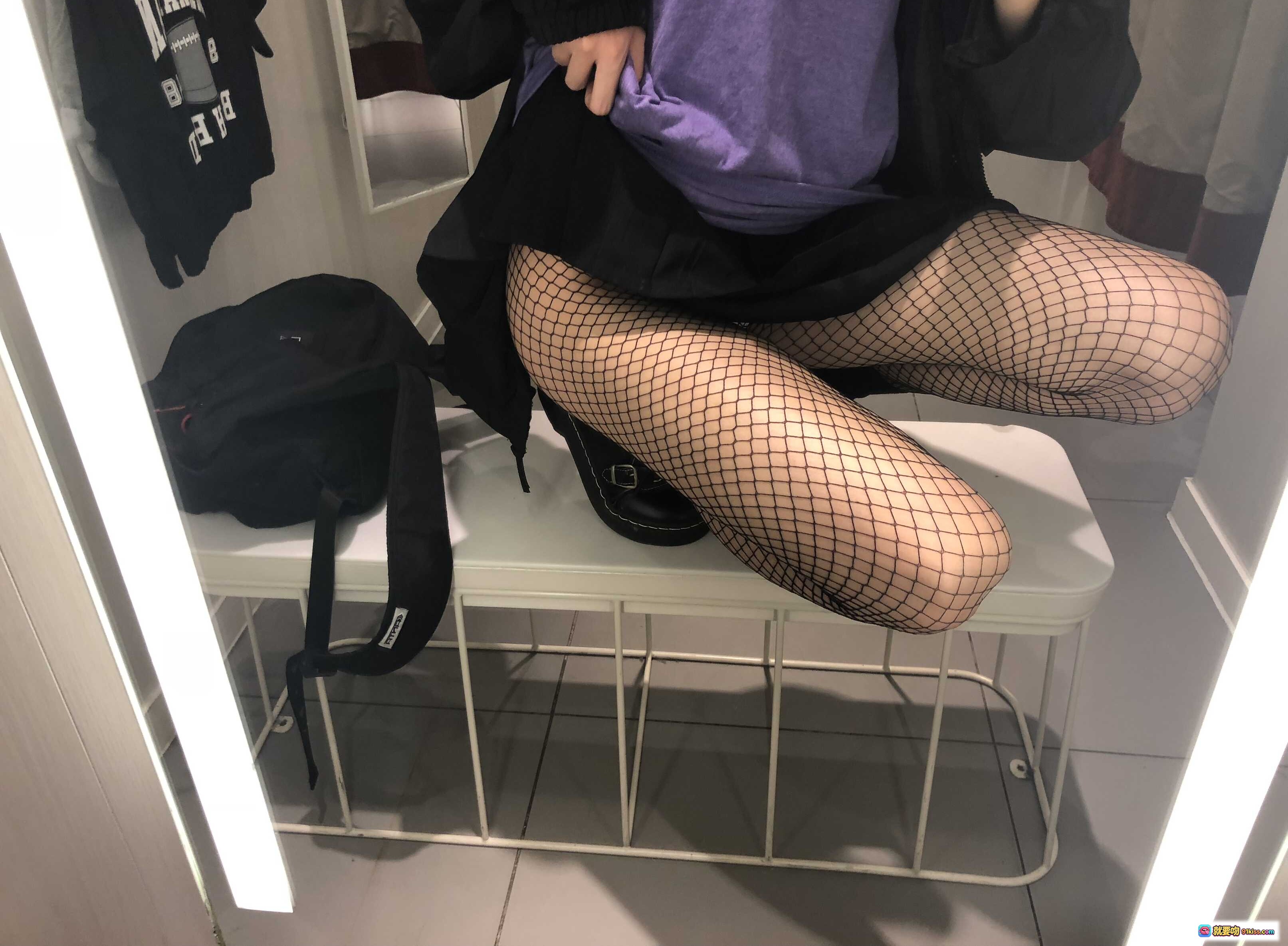 图片[5] - 眼酱大魔王w NO.021 试衣间无修原图 鱼网袜黑裙厚底鞋 紫内衬穿搭 自拍镜前美腿写真 - 就要吻