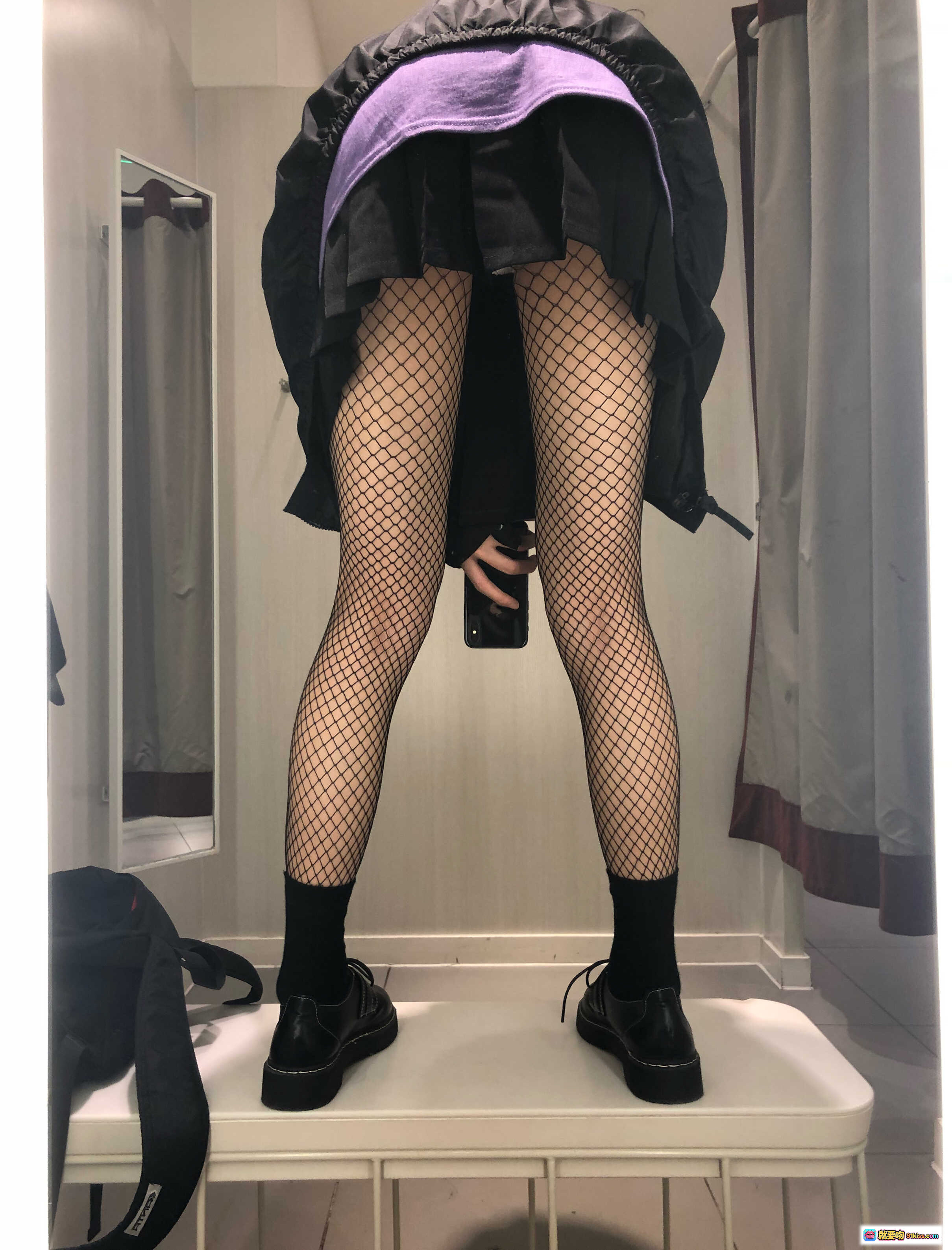图片[1] - 眼酱大魔王w NO.021 试衣间无修原图 鱼网袜黑裙厚底鞋 紫内衬穿搭 自拍镜前美腿写真 - 就要吻