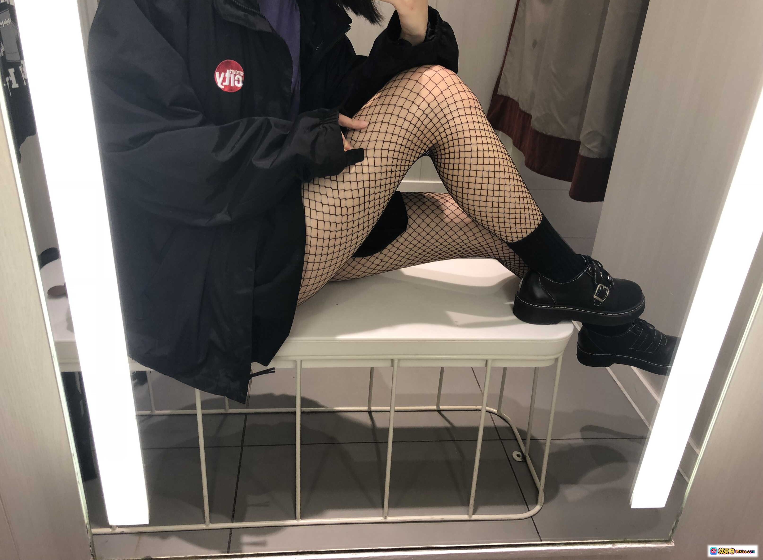 图片[6] - 眼酱大魔王w NO.021 试衣间无修原图 鱼网袜黑裙厚底鞋 紫内衬穿搭 自拍镜前美腿写真 - 就要吻