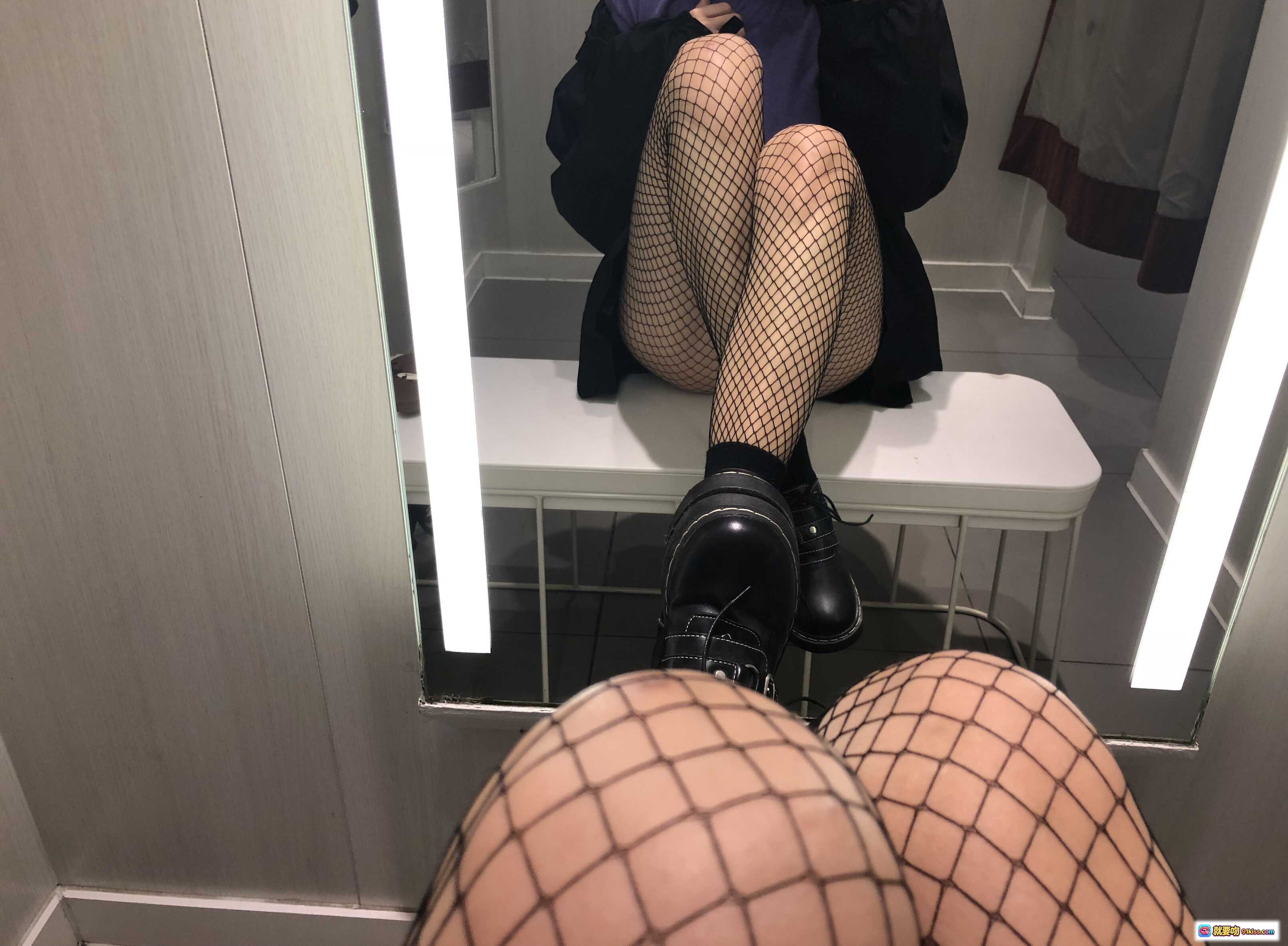 图片[4] - 眼酱大魔王w NO.021 试衣间无修原图 鱼网袜黑裙厚底鞋 紫内衬穿搭 自拍镜前美腿写真 - 就要吻