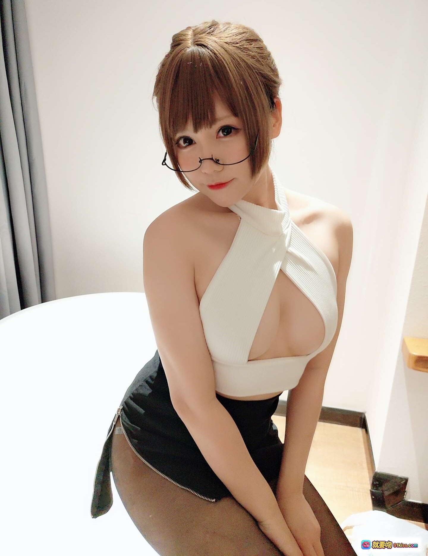 图片[8] - 疯喵ss NO.010 开胸黑丝自拍写真 甜美眼镜少女 白色露肩上衣 黑色丝袜高跟 美腿坐姿私房照 - 就要吻