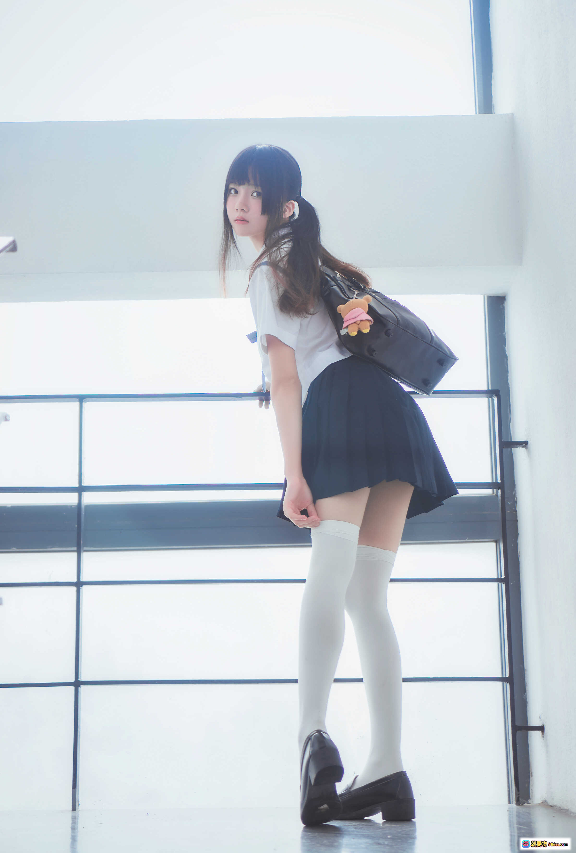 图片[10] - 桜桃喵021蓝白水手服少女楼梯间掀裙写真39P高清图集 - 就要吻