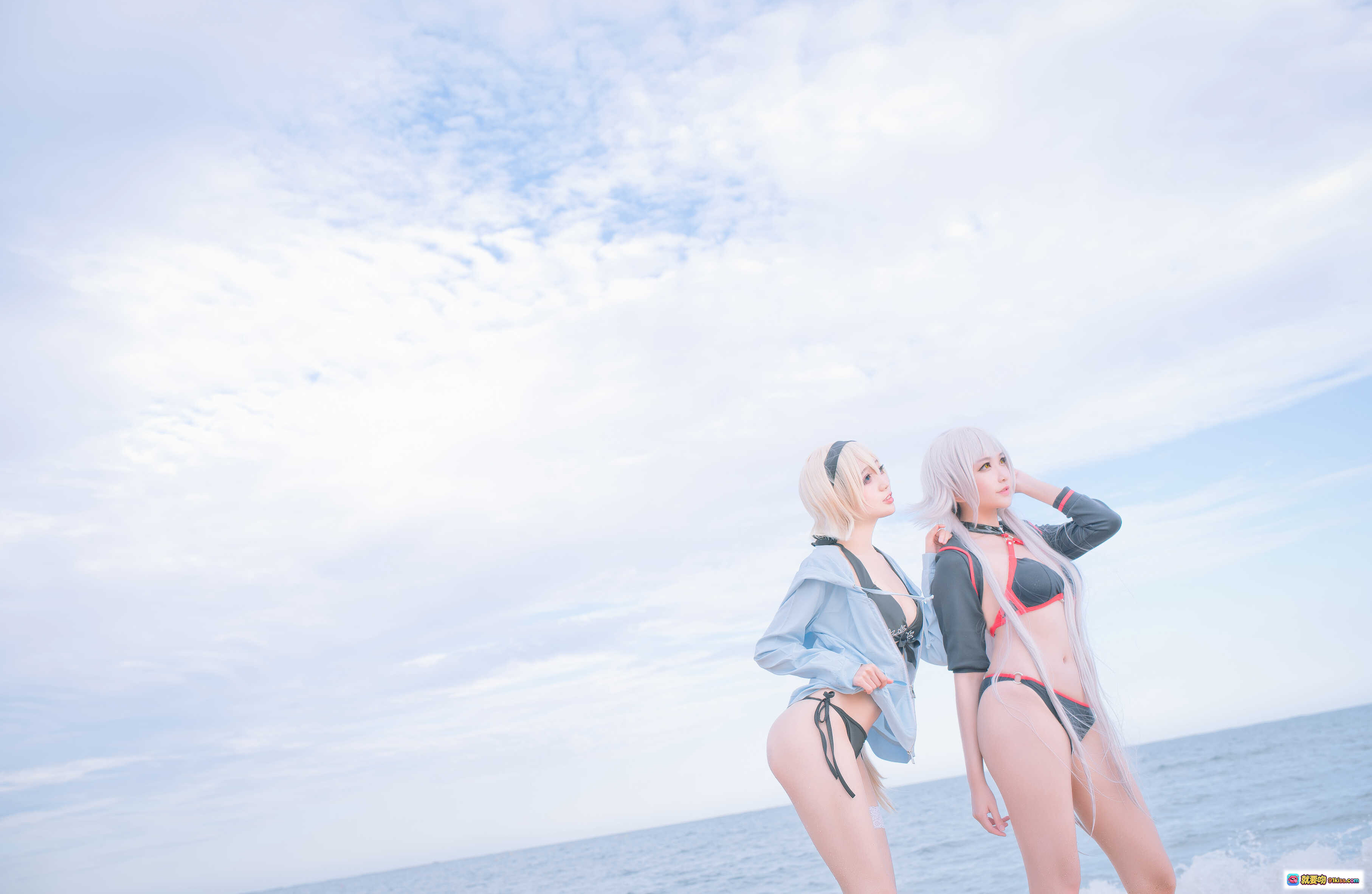 图片[2] - 周叽可爱兔兔NO.021黑白贞双人泳衣海边写真 21P高清美图 甜酷少女风沙滩拍照 粉发白发双人COS泳装大片 - 就要吻