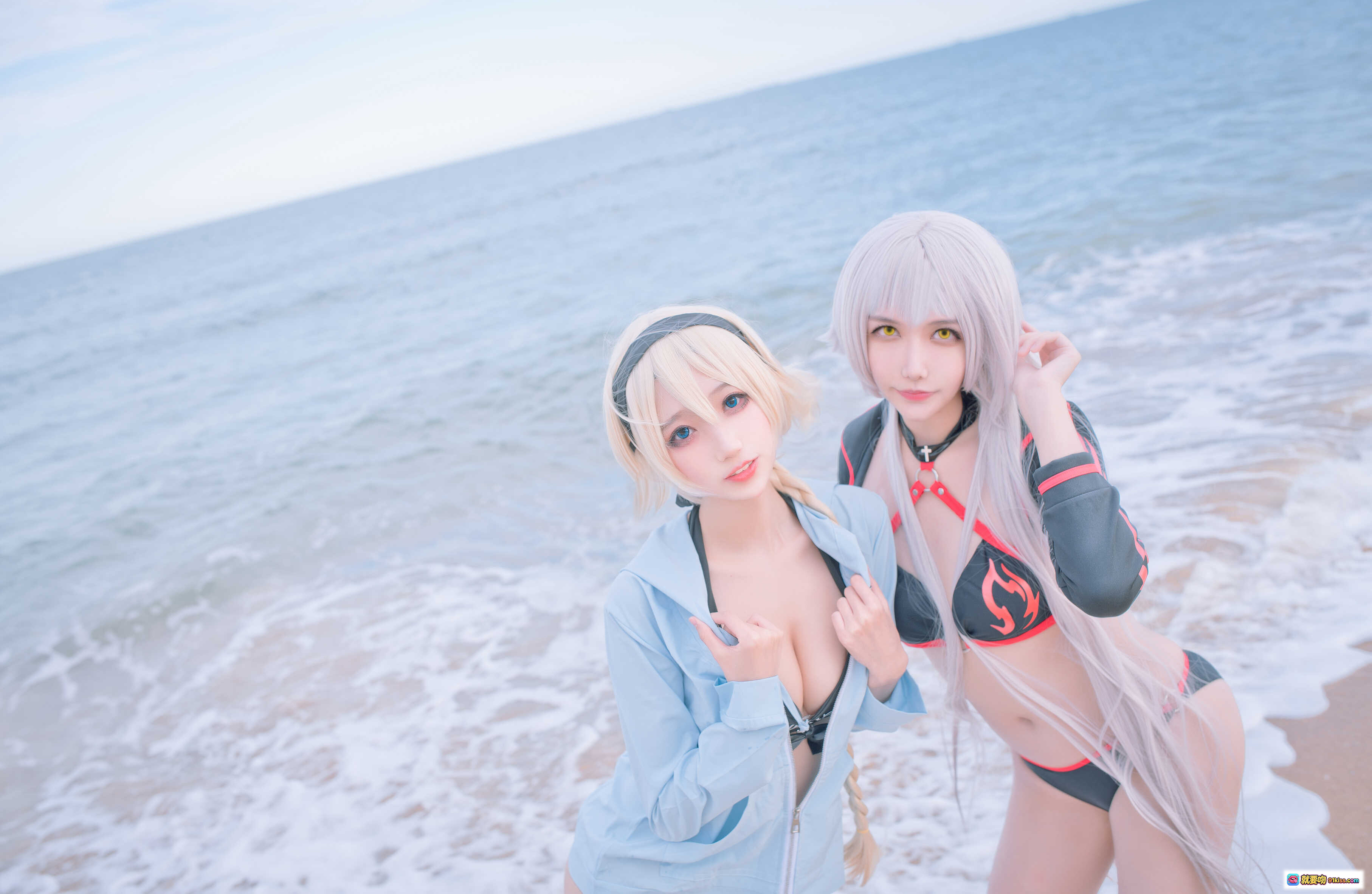 图片[5] - 周叽可爱兔兔NO.021黑白贞双人泳衣海边写真 21P高清美图 甜酷少女风沙滩拍照 粉发白发双人COS泳装大片 - 就要吻