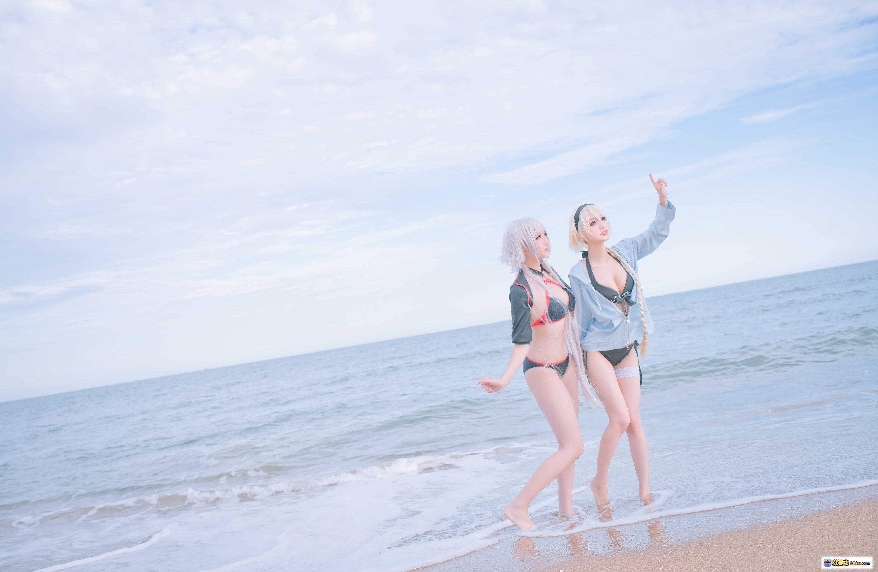 图片[8] - 周叽可爱兔兔NO.021黑白贞双人泳衣海边写真 21P高清美图 甜酷少女风沙滩拍照 粉发白发双人COS泳装大片 - 就要吻