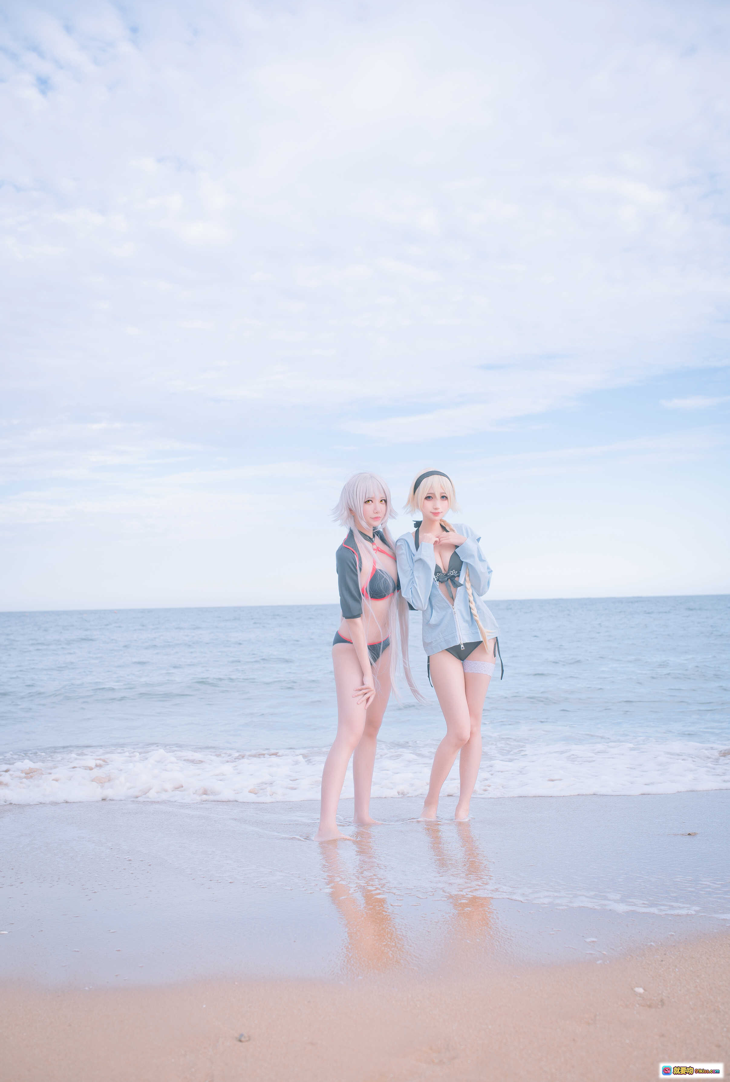 图片[7] - 周叽可爱兔兔NO.021黑白贞双人泳衣海边写真 21P高清美图 甜酷少女风沙滩拍照 粉发白发双人COS泳装大片 - 就要吻