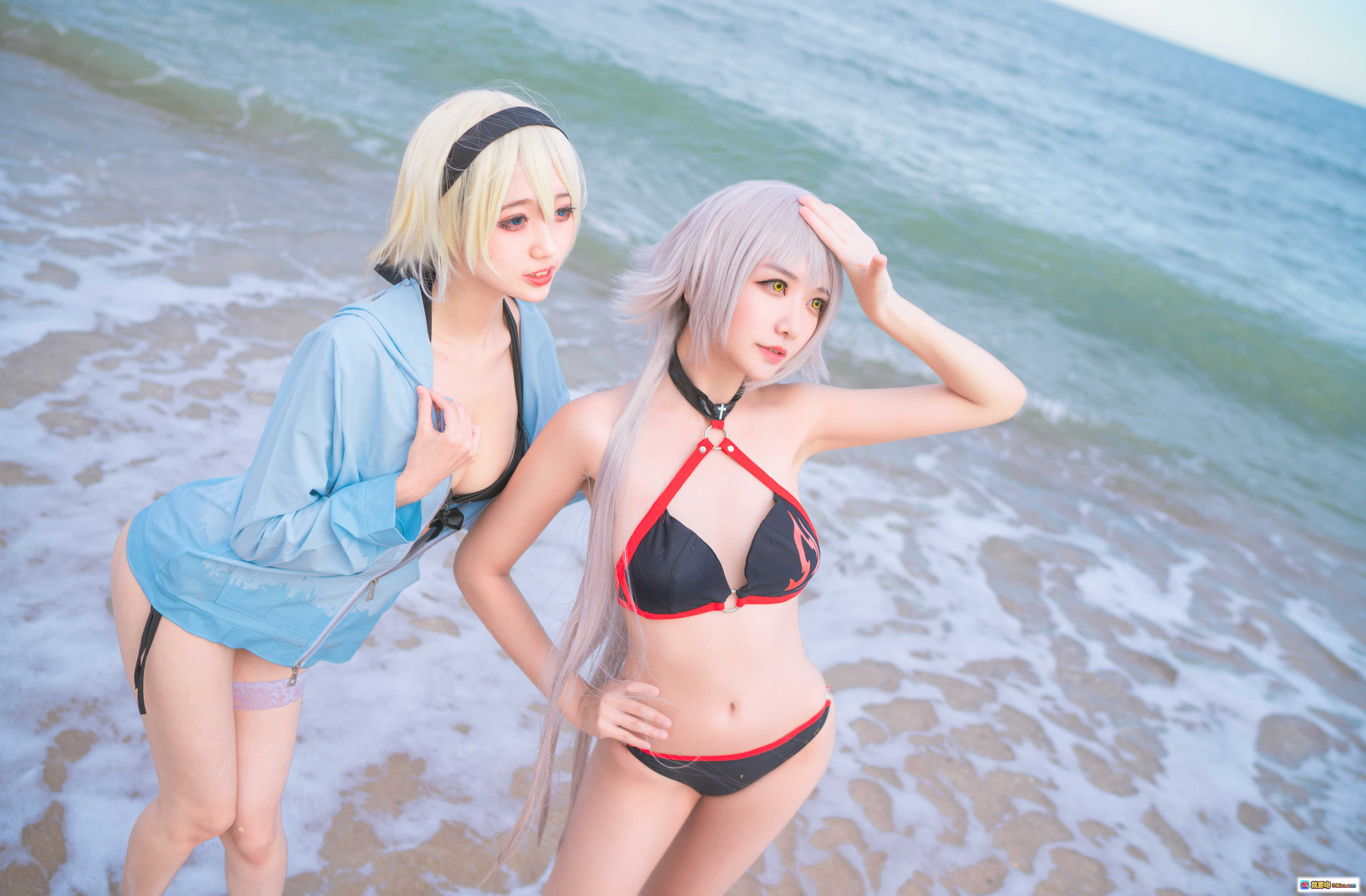 图片[9] - 周叽可爱兔兔NO.021黑白贞双人泳衣海边写真 21P高清美图 甜酷少女风沙滩拍照 粉发白发双人COS泳装大片 - 就要吻