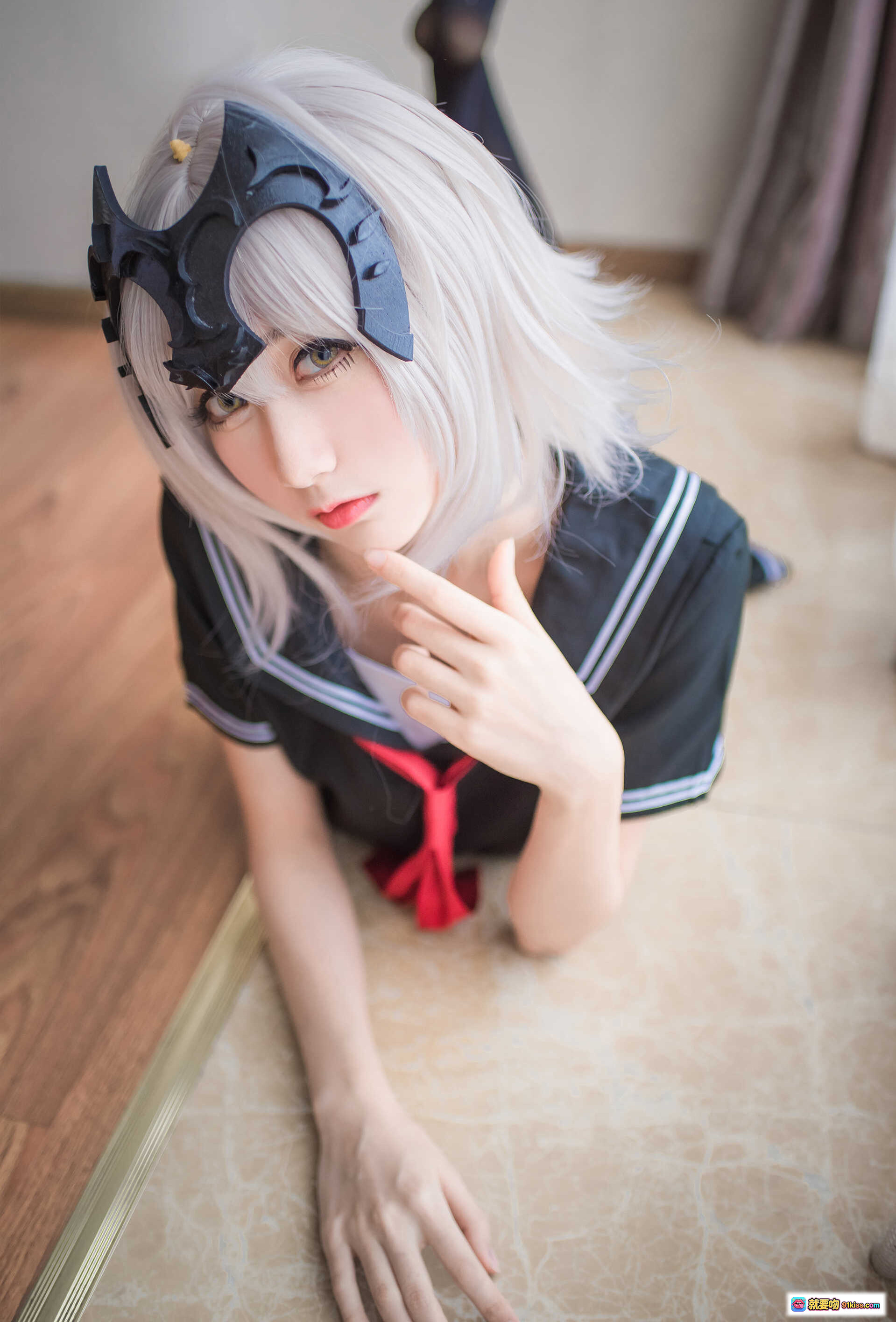 图片[4] - 木绵绵OwO NO.013 贞德黑化版cosplay写真 23P高清美图 学院风短裙黑丝少女坐姿优雅室内窗边拍摄 - 就要吻