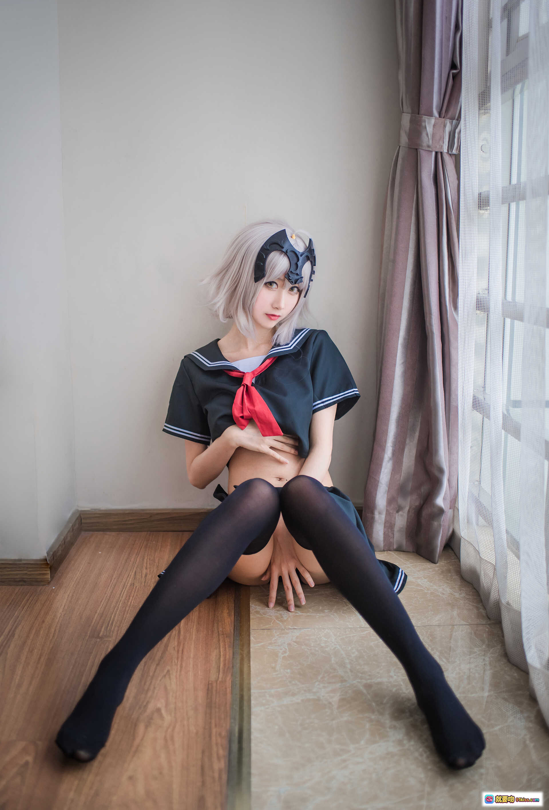 图片[3] - 木绵绵OwO NO.013 贞德黑化版cosplay写真 23P高清美图 学院风短裙黑丝少女坐姿优雅室内窗边拍摄 - 就要吻