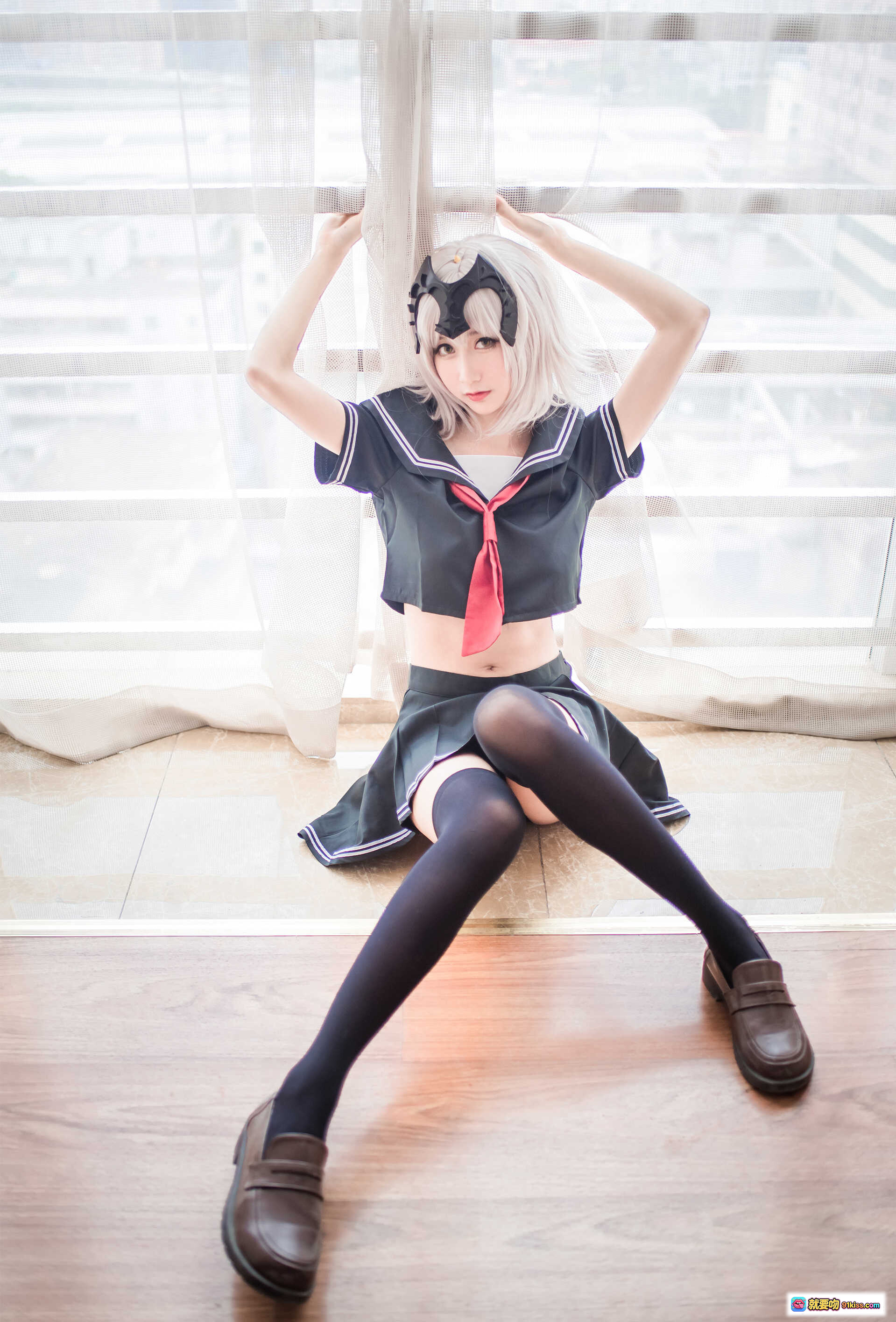 图片[9] - 木绵绵OwO NO.013 贞德黑化版cosplay写真 23P高清美图 学院风短裙黑丝少女坐姿优雅室内窗边拍摄 - 就要吻