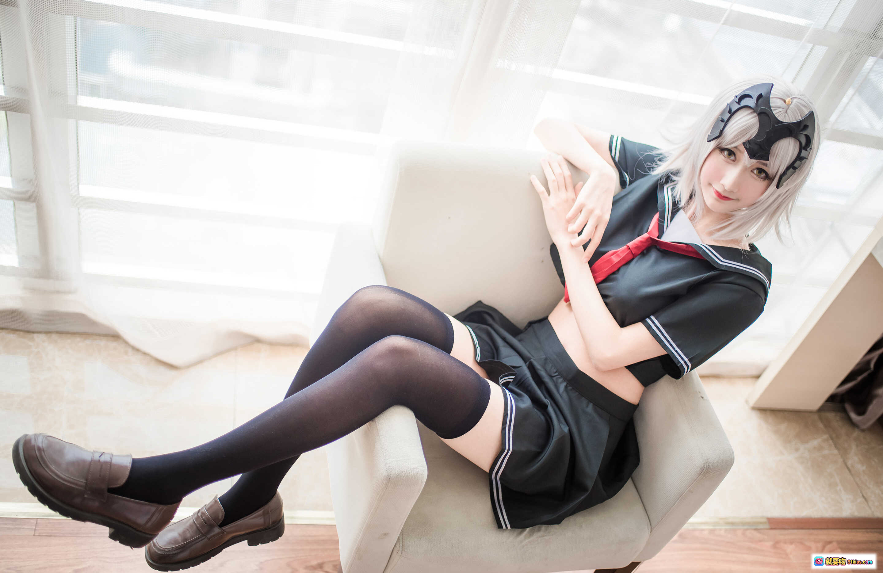 图片[10] - 木绵绵OwO NO.013 贞德黑化版cosplay写真 23P高清美图 学院风短裙黑丝少女坐姿优雅室内窗边拍摄 - 就要吻