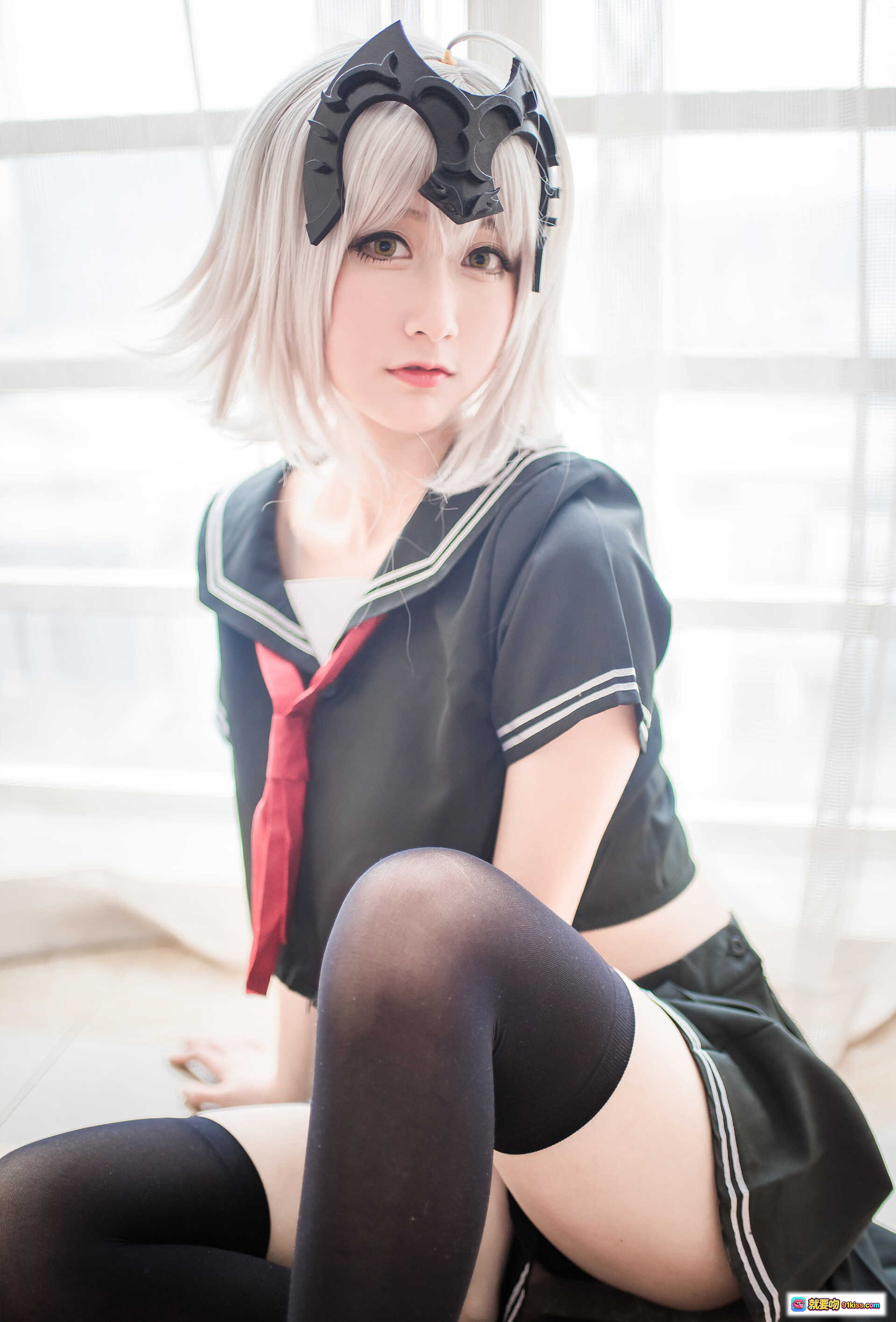 图片[5] - 木绵绵OwO NO.013 贞德黑化版cosplay写真 23P高清美图 学院风短裙黑丝少女坐姿优雅室内窗边拍摄 - 就要吻