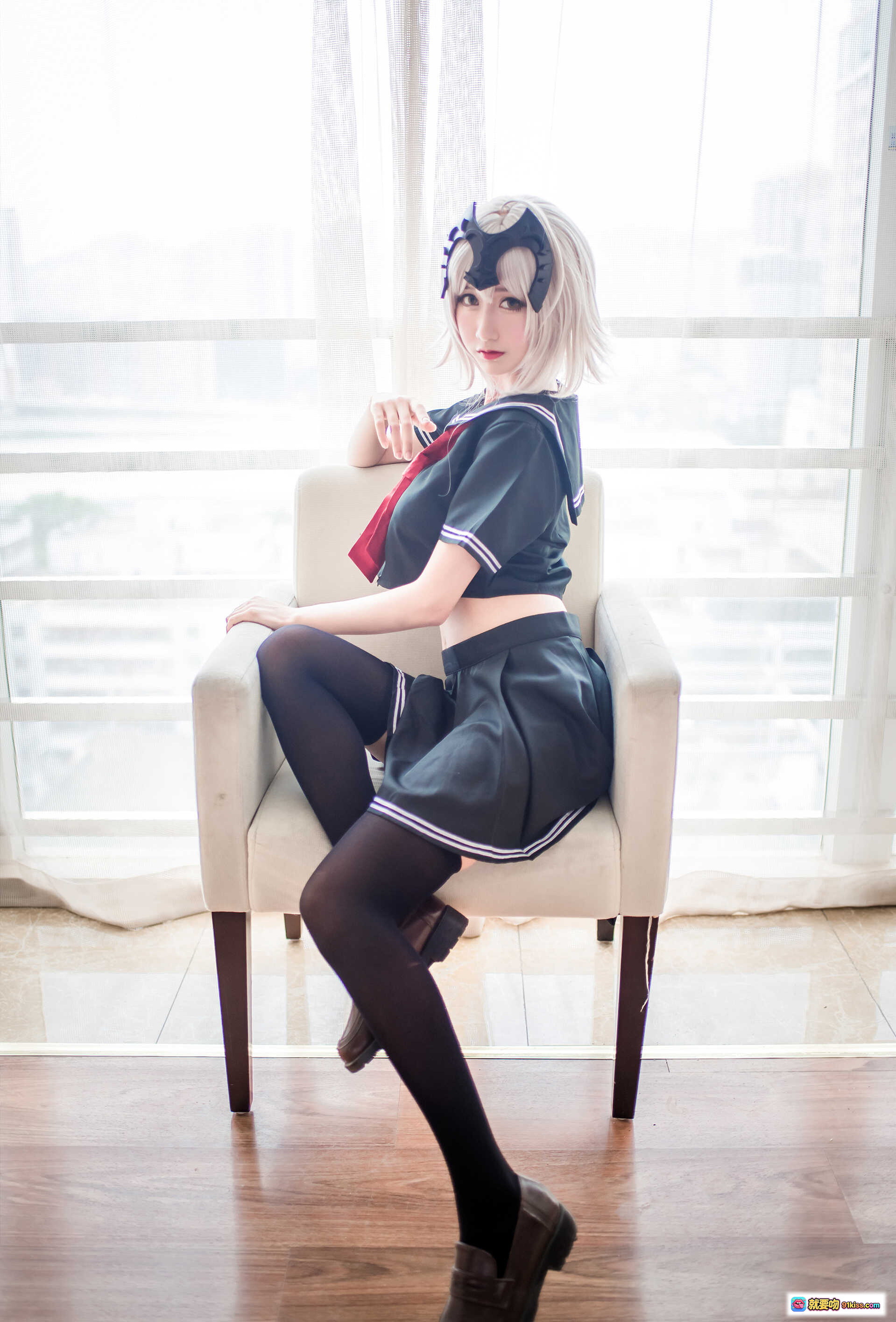 木绵绵OwO NO.013 贞德黑化版cosplay写真 23P高清美图 学院风短裙黑丝少女坐姿优雅室内窗边拍摄 - 就要吻