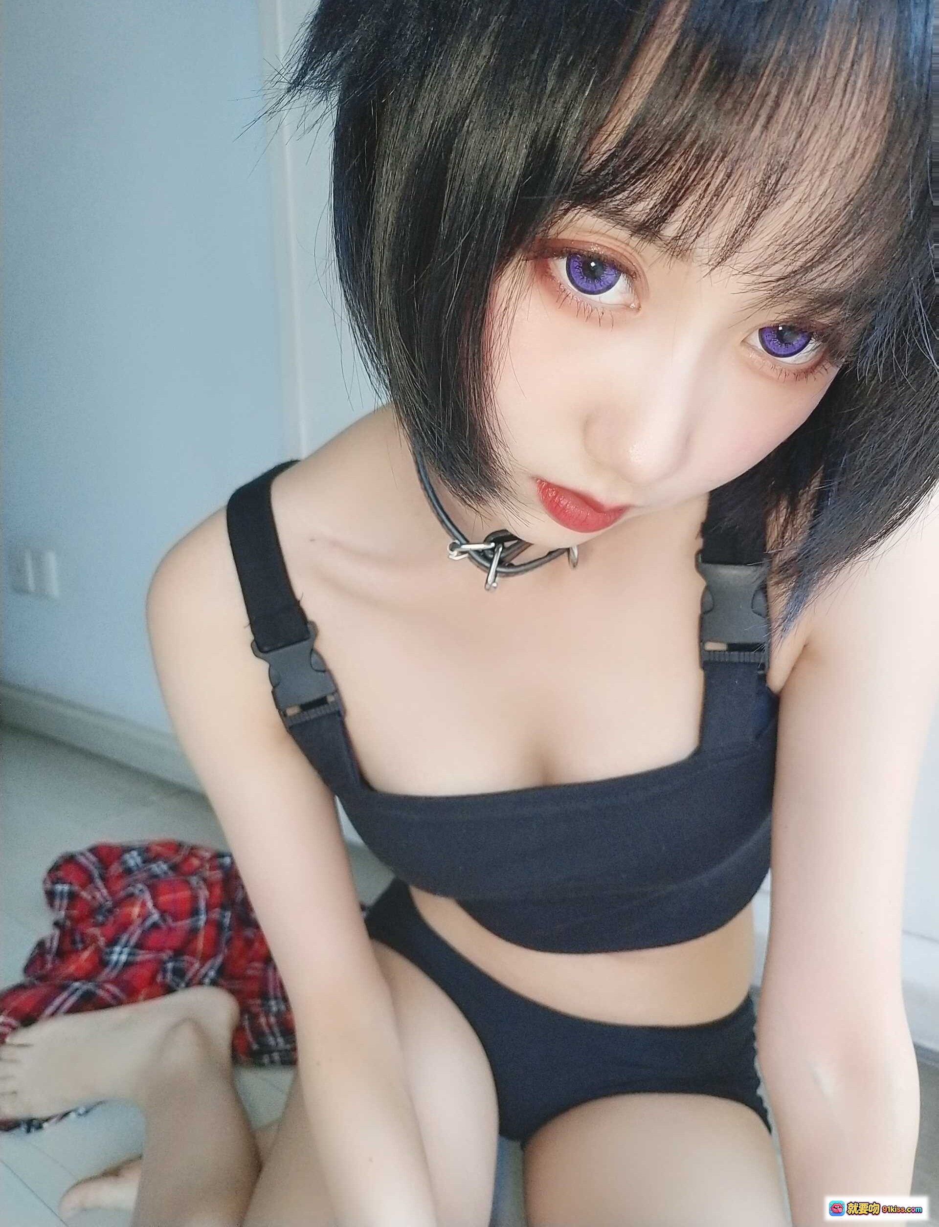 木绵绵OwO NO.035不良猫写真：紫瞳短发少女黑吊带内衣性感私房照44P高清单品 - 就要吻