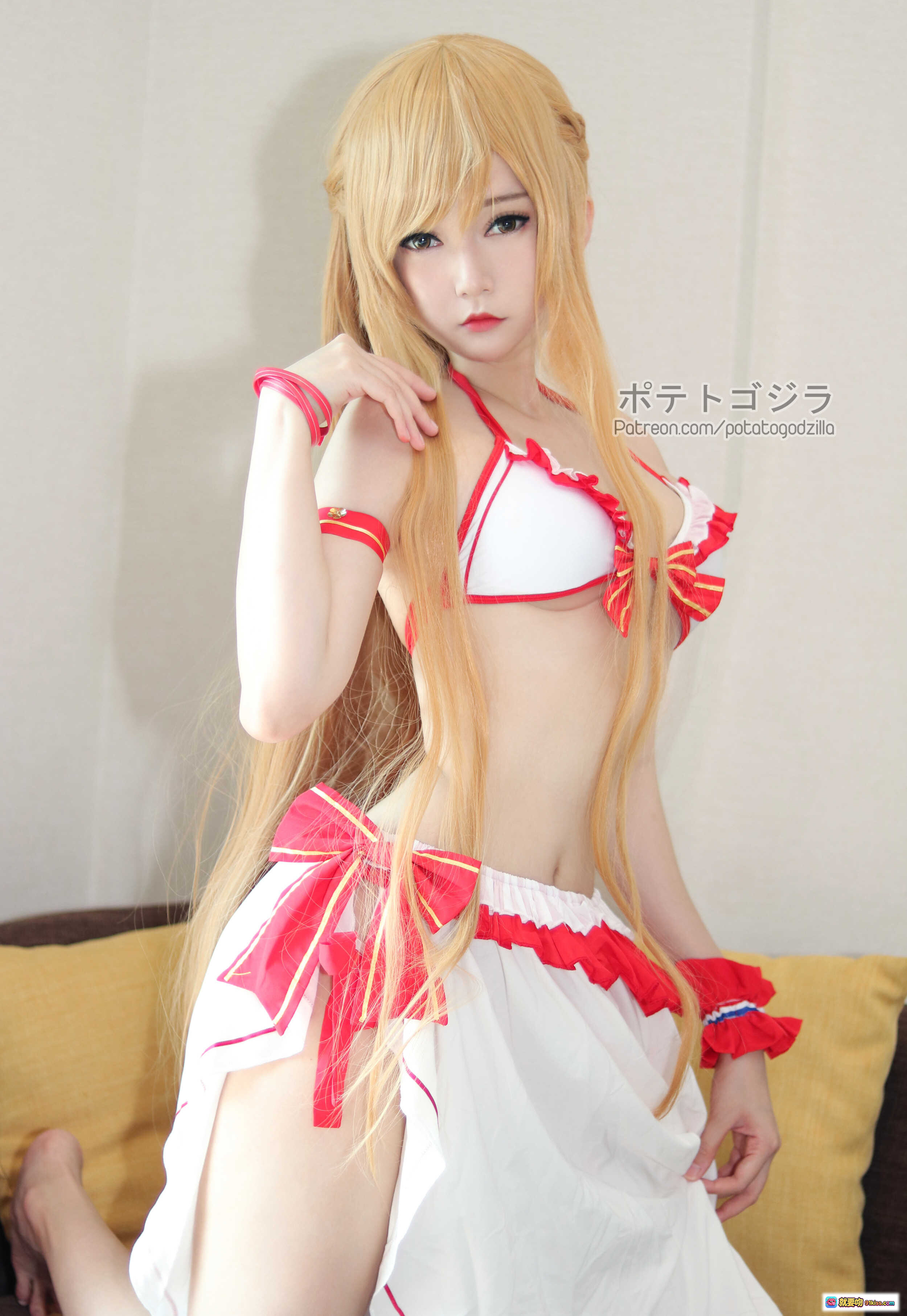 图片[6] - Potato Godzilla NO.003 亚丝娜Cosplay写真 金发少女红白女仆装 25P高清图集 优雅坐姿美腿特写 - 就要吻