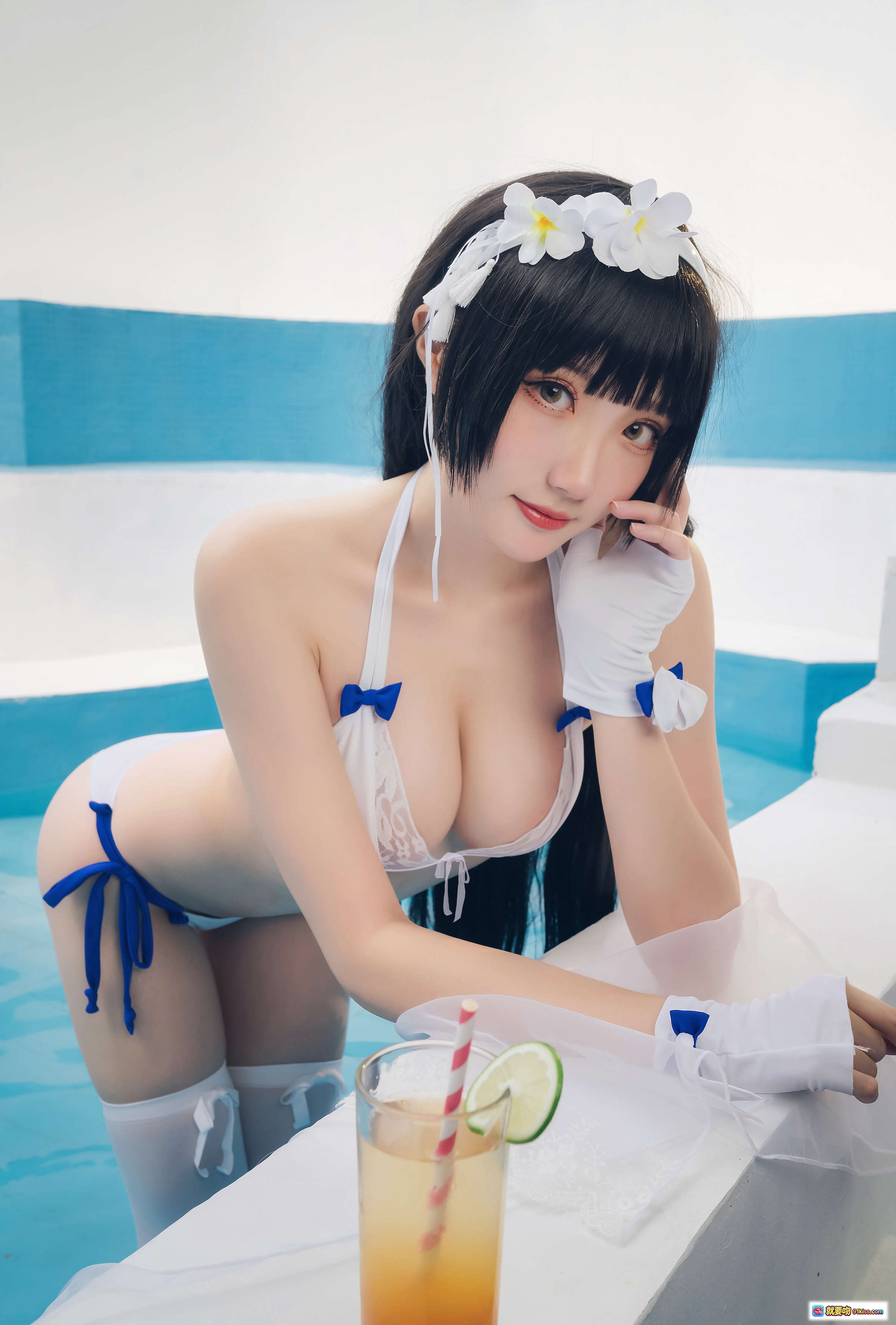 图片[2] - 瓜希酱NO.020夏鸣蝉泳池写真｜白色比基尼+蕾丝头饰+透明薄纱+过膝袜｜清新甜美少女风泳装大片 - 就要吻