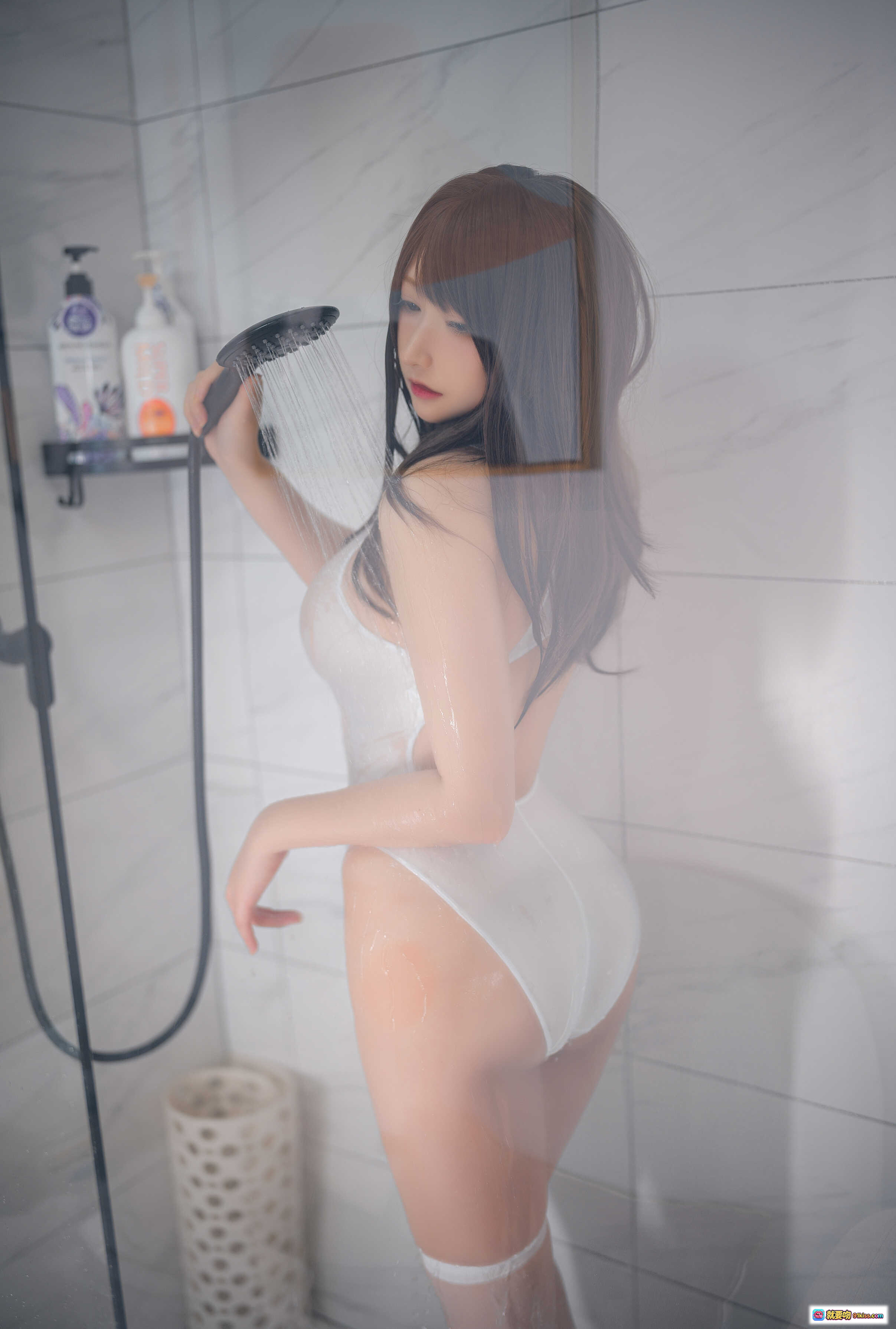 图片[1] - 念念_D NO.003 白色竞泳泳衣浴室淋浴写真 20P高清美图 湿发水珠诱惑姿态 - 就要吻