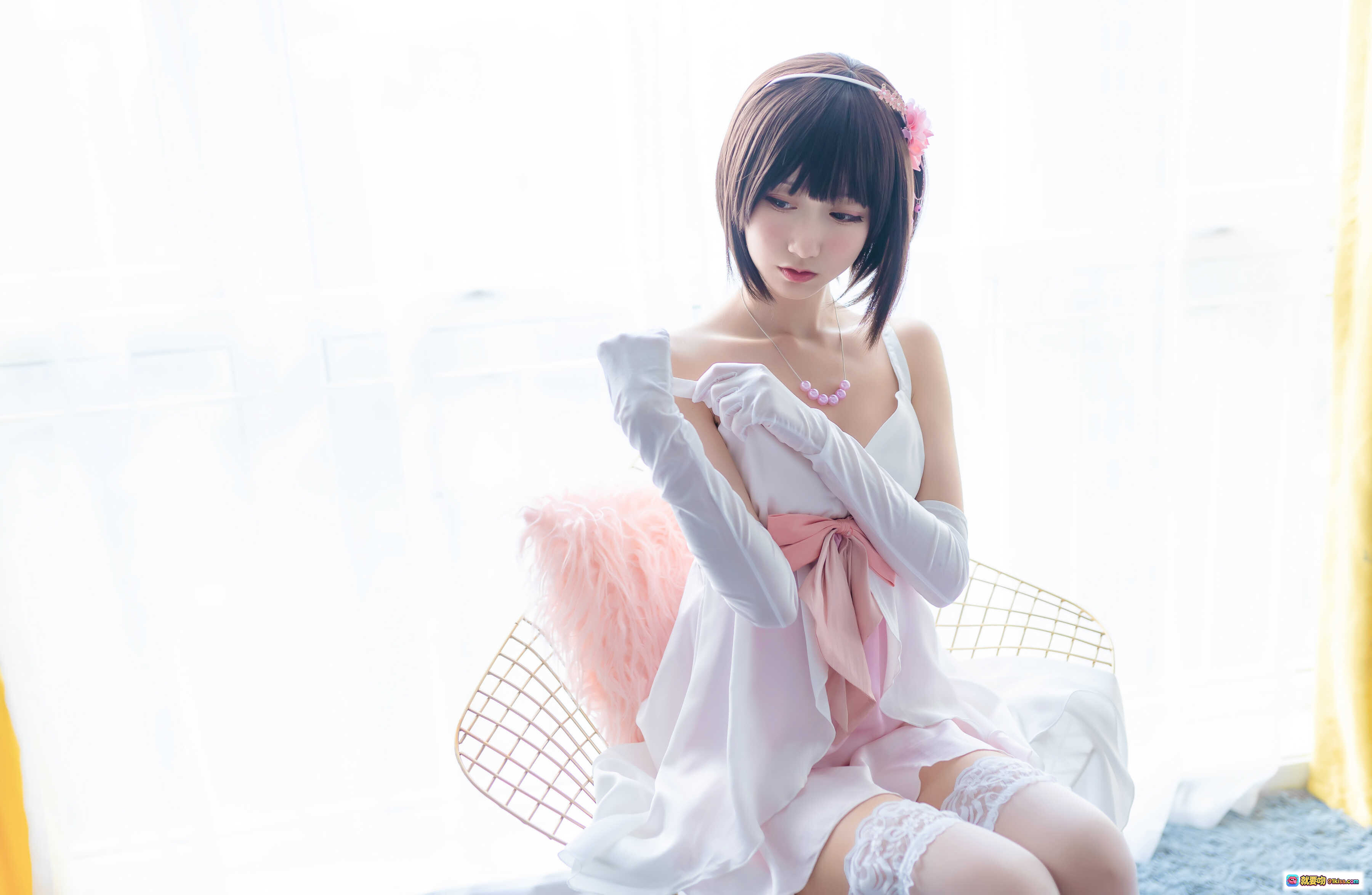 图片[8] - 木绵绵OwO NO.032 加藤惠cos礼服写真｜白色蕾丝吊带裙+粉色蝴蝶结+长手套+蓝绒地毯室内美腿特写 - 就要吻