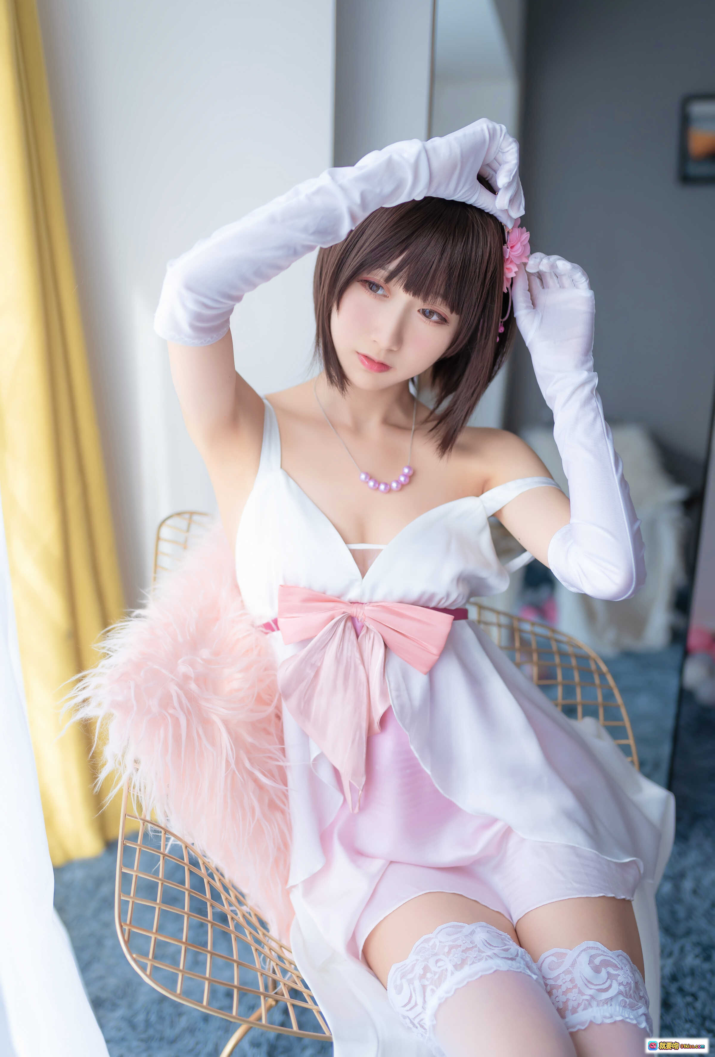 图片[4] - 木绵绵OwO NO.032 加藤惠cos礼服写真｜白色蕾丝吊带裙+粉色蝴蝶结+长手套+蓝绒地毯室内美腿特写 - 就要吻
